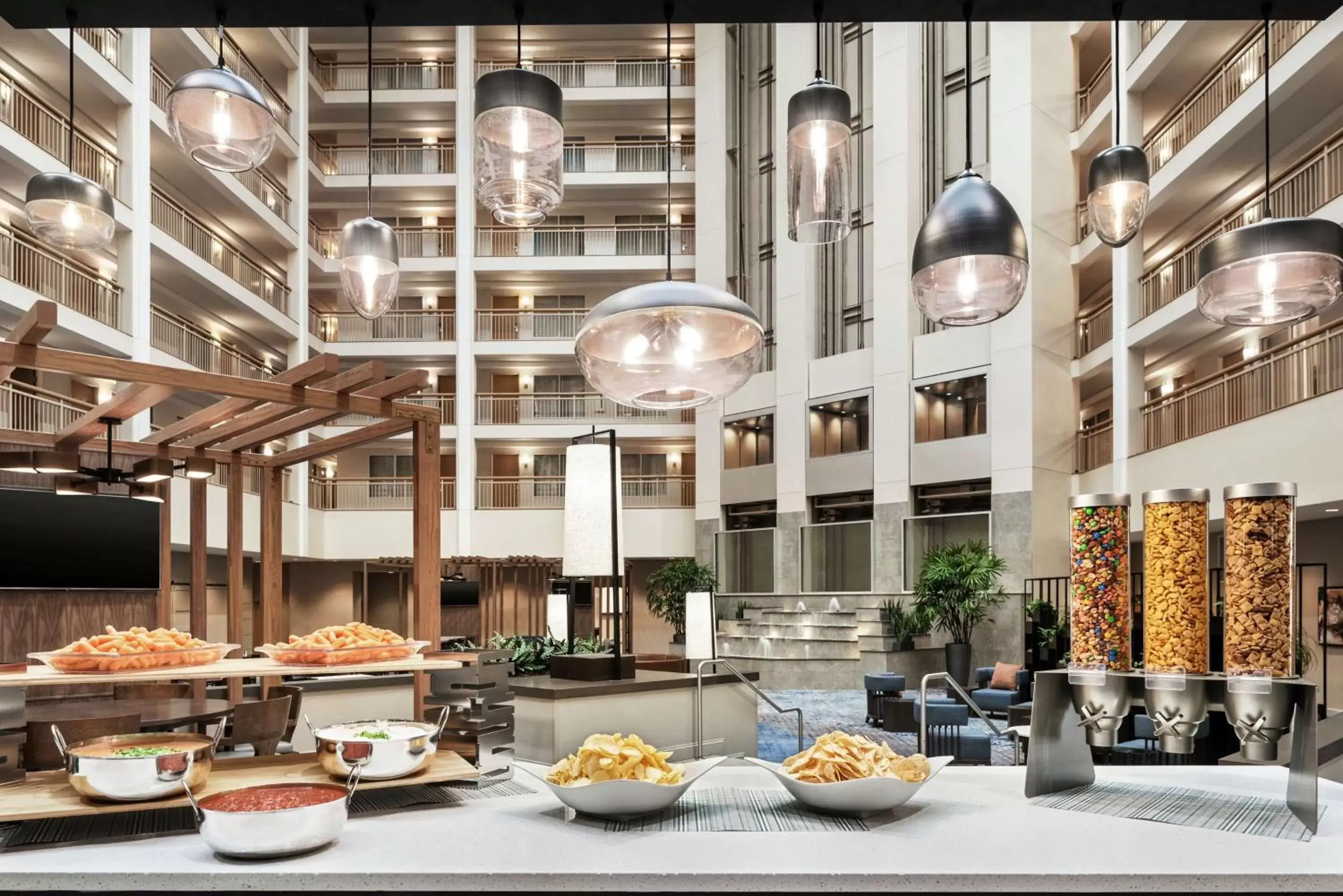 Dining area in Embassy Suites by Hilton Columbus Dublin