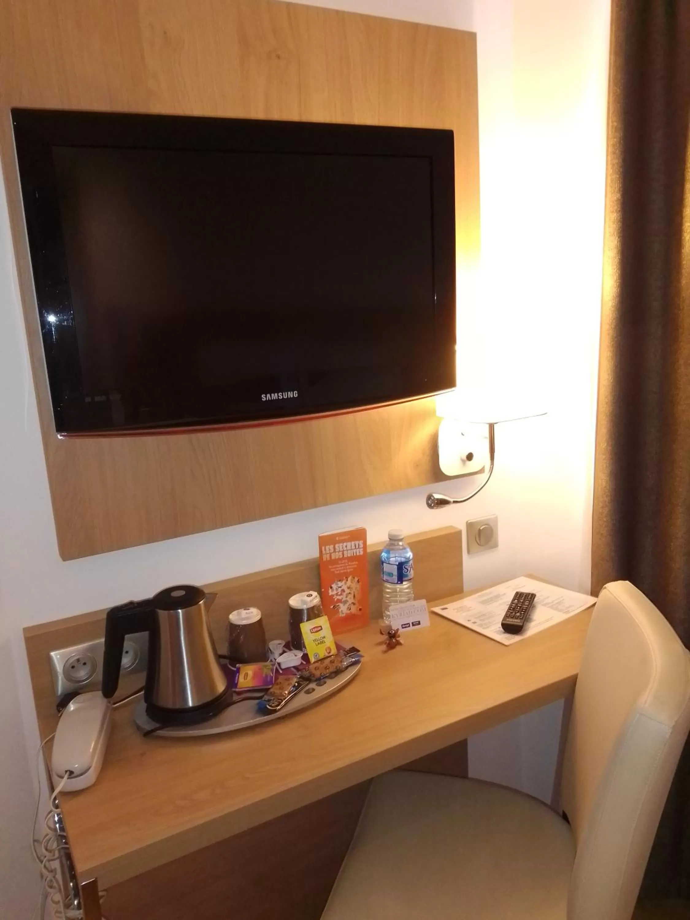 TV and multimedia in Kyriad Quimper Sud