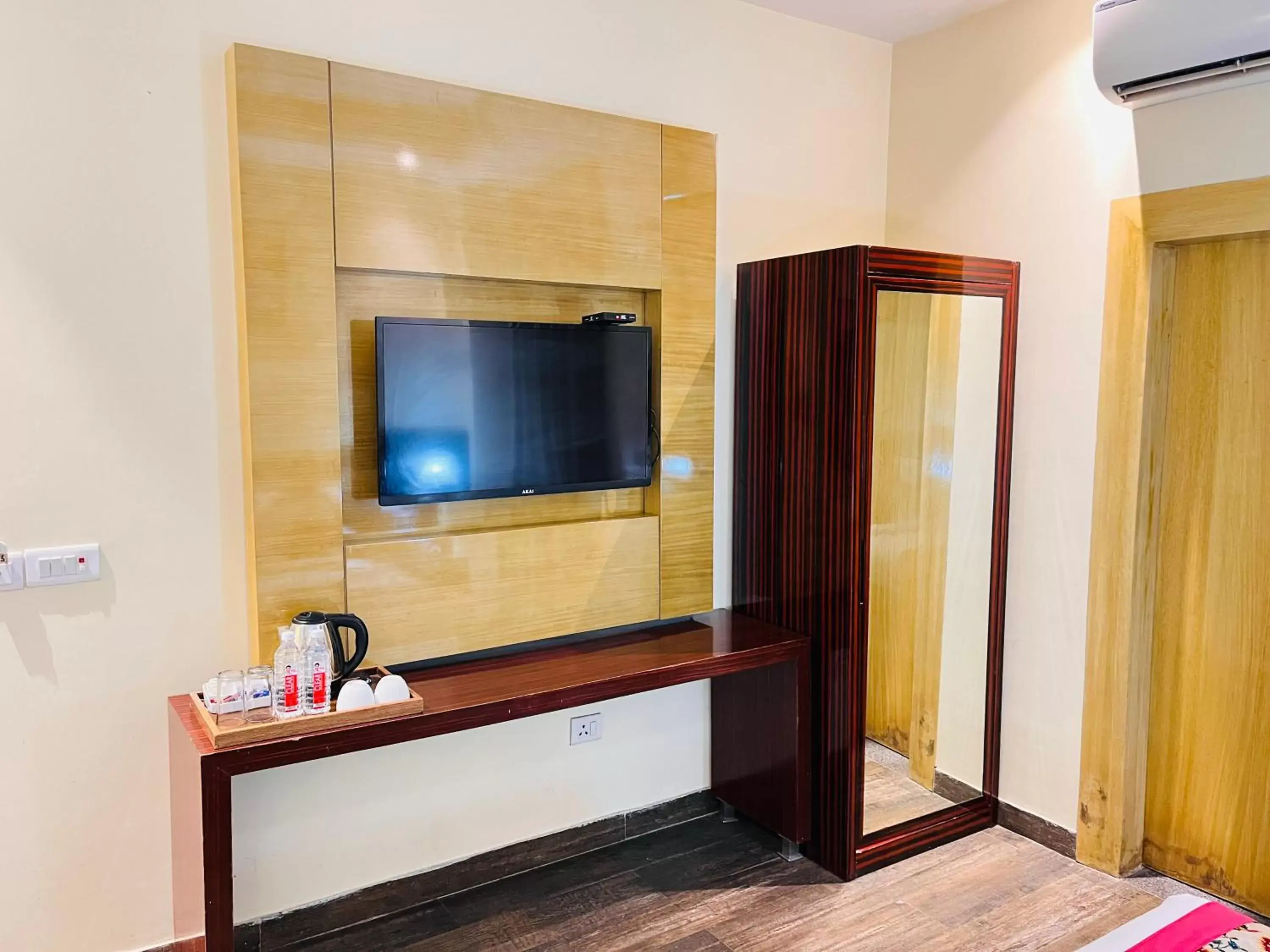 Bed, TV/Entertainment Center in Hotel Banz - Near Delhi International Airport