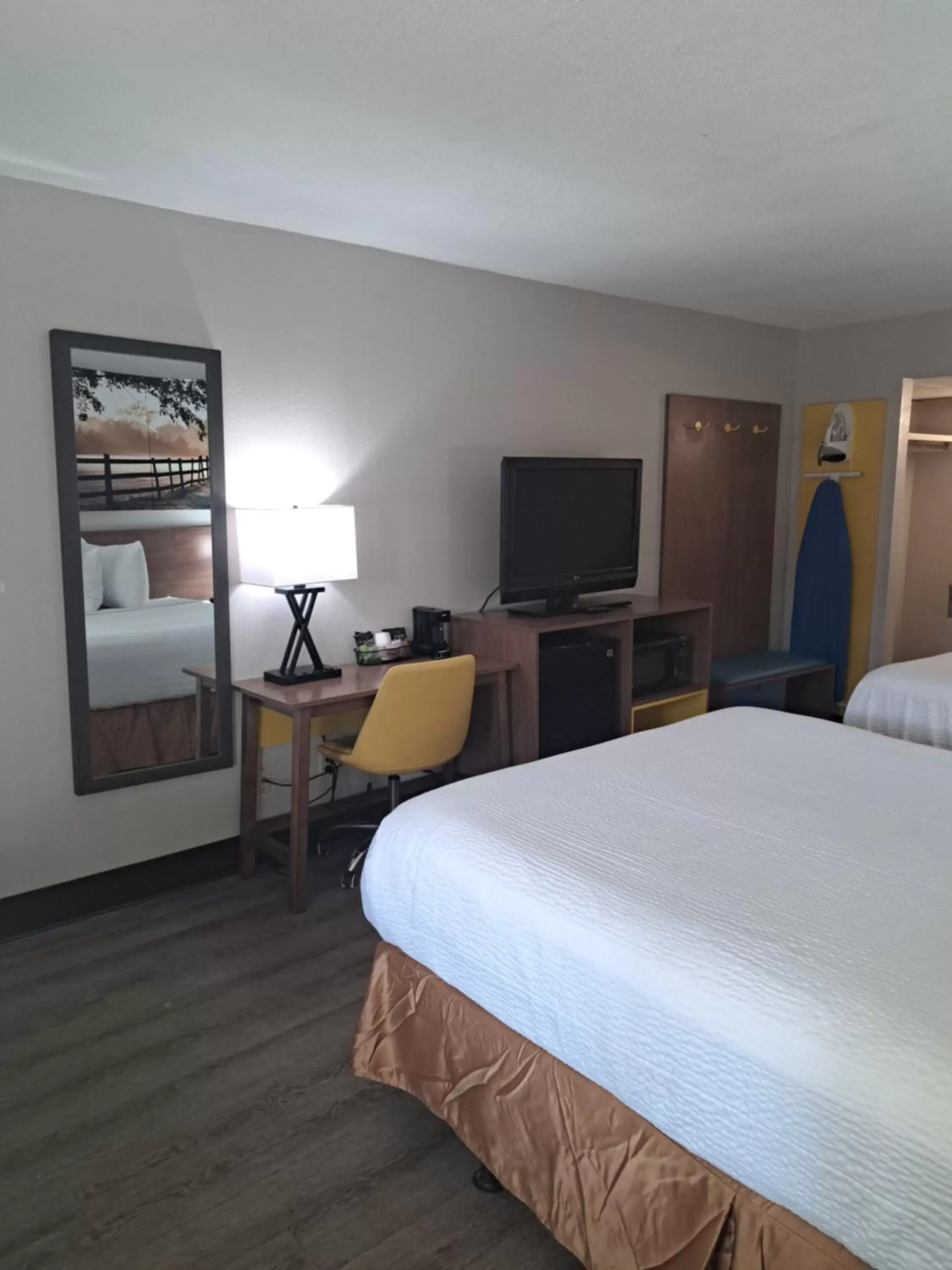TV and multimedia, TV/Entertainment Center in Days Inn & Suites by Wyndham Rocky Mount Golden East