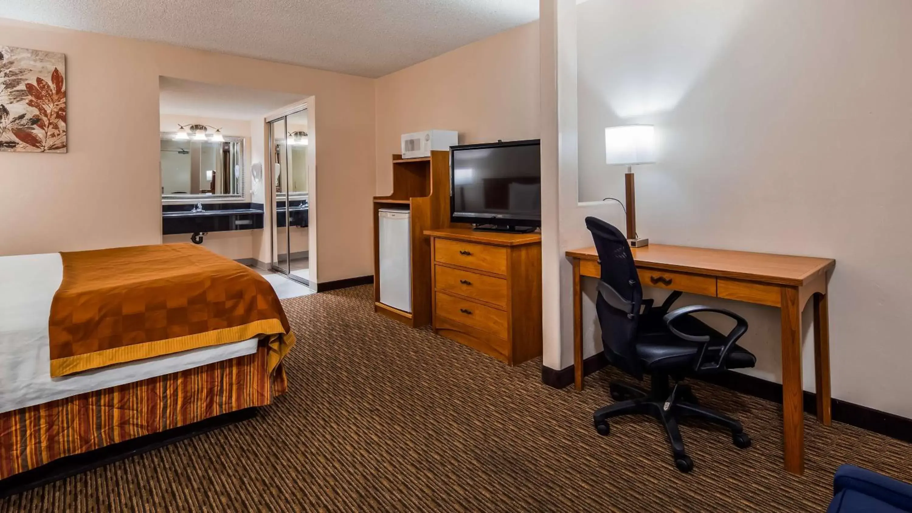 Photo of the whole room, TV/Entertainment Center in SureStay Hotel by Best Western Tehachapi