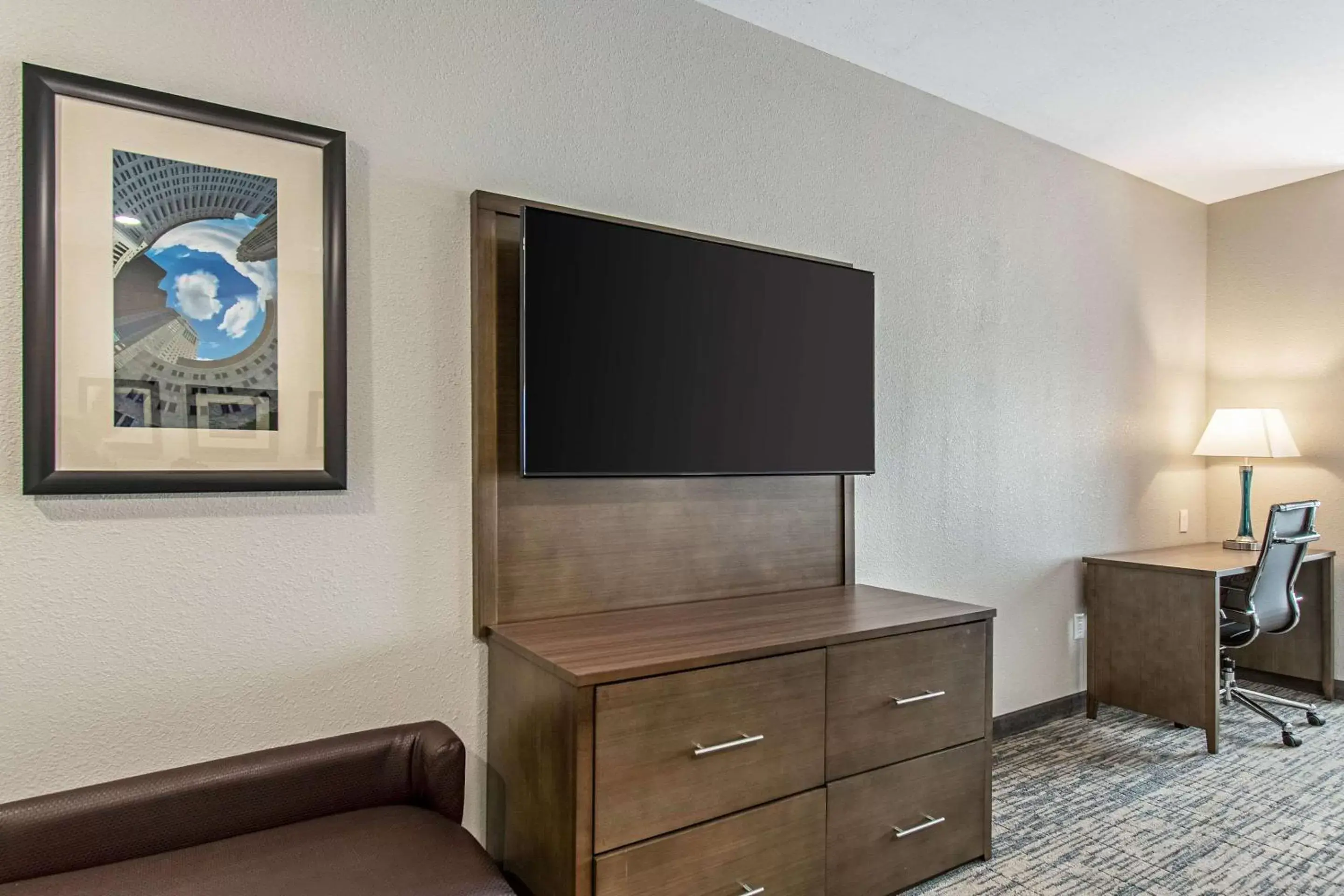 Photo of the whole room, TV/Entertainment Center in Comfort Suites Grove City - Columbus South