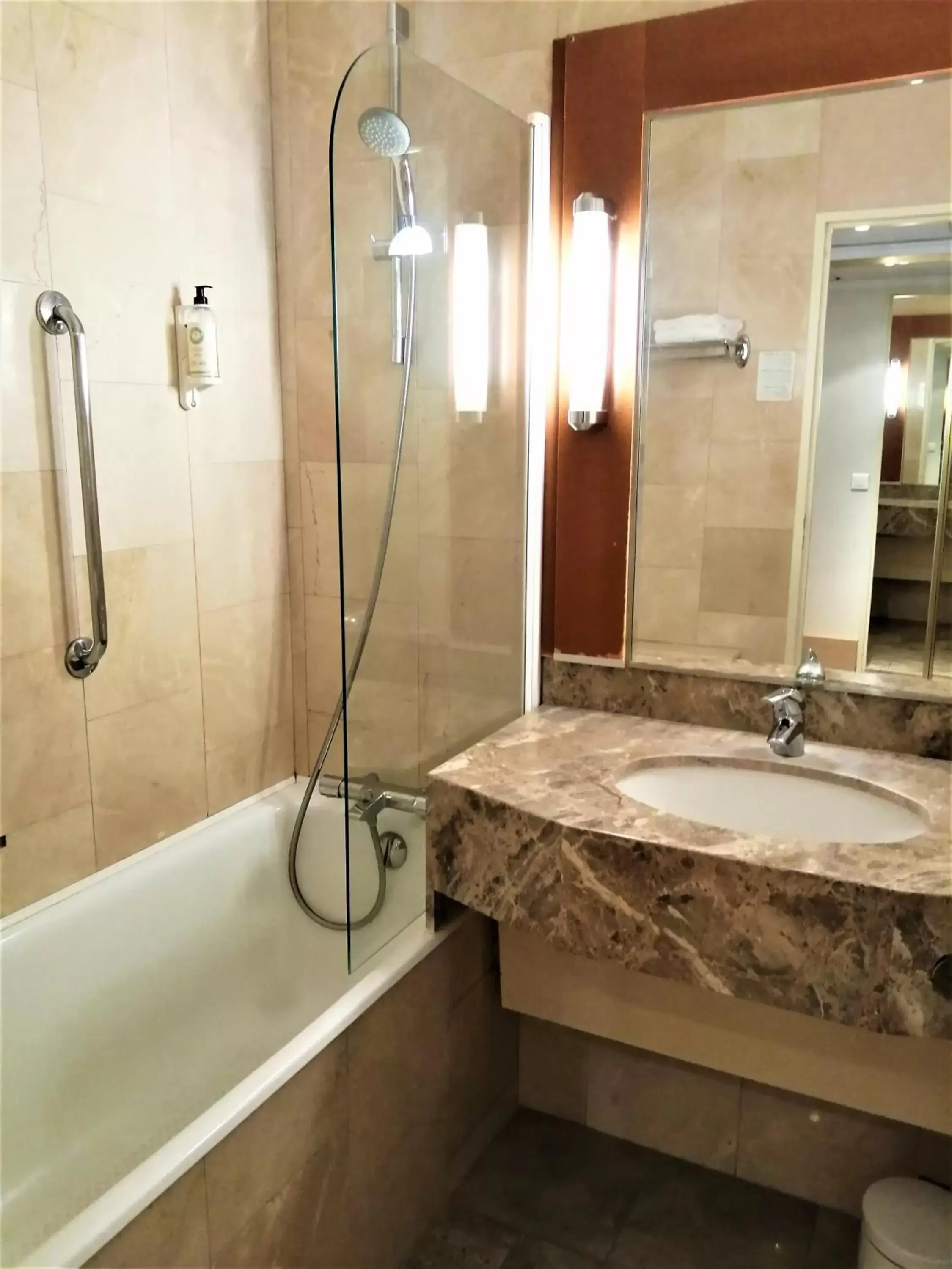Bathroom in Hotel Inn Paris CDG Airport - ex Best Western