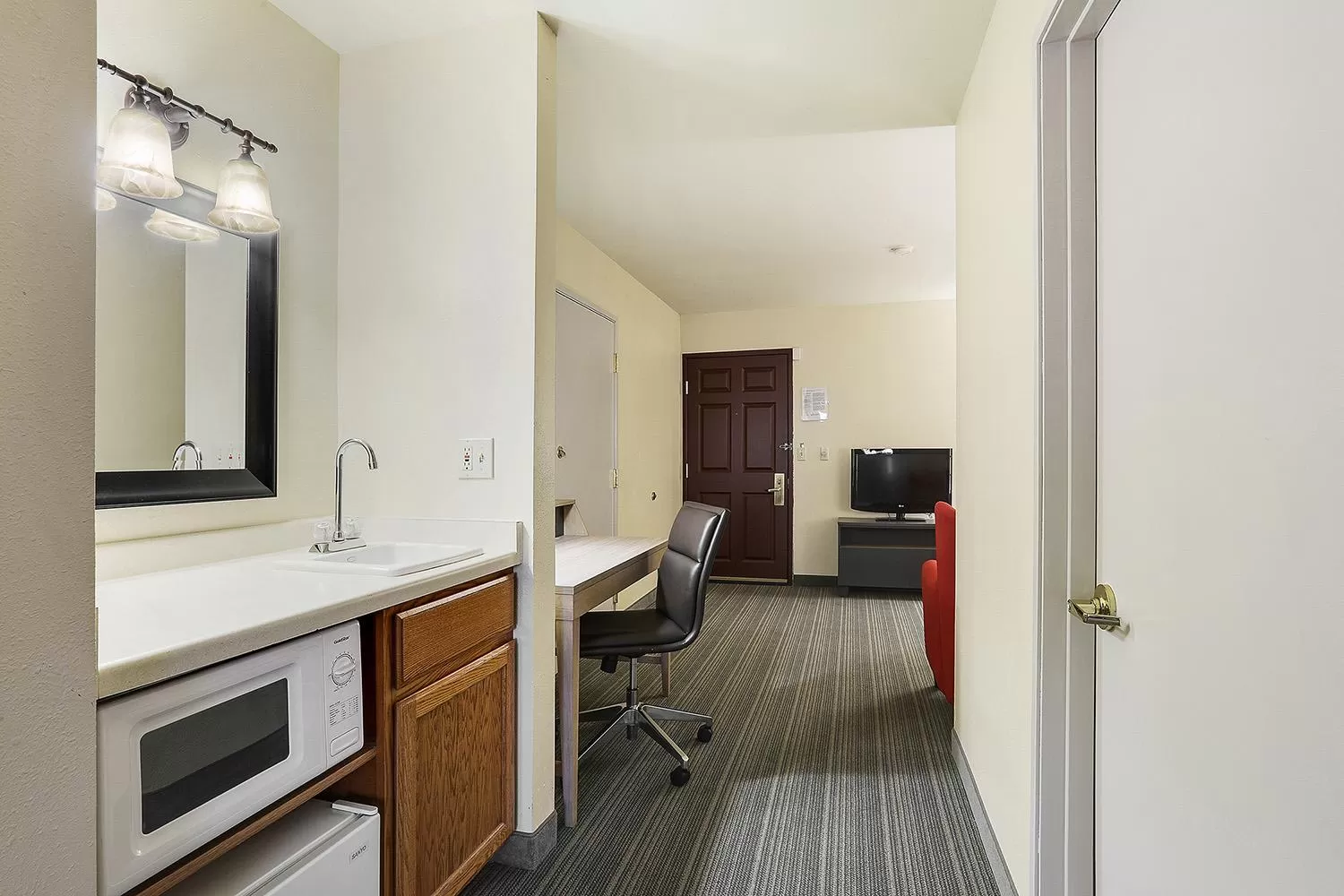 Living room in Country Inn & Suites by Radisson, Green Bay, WI