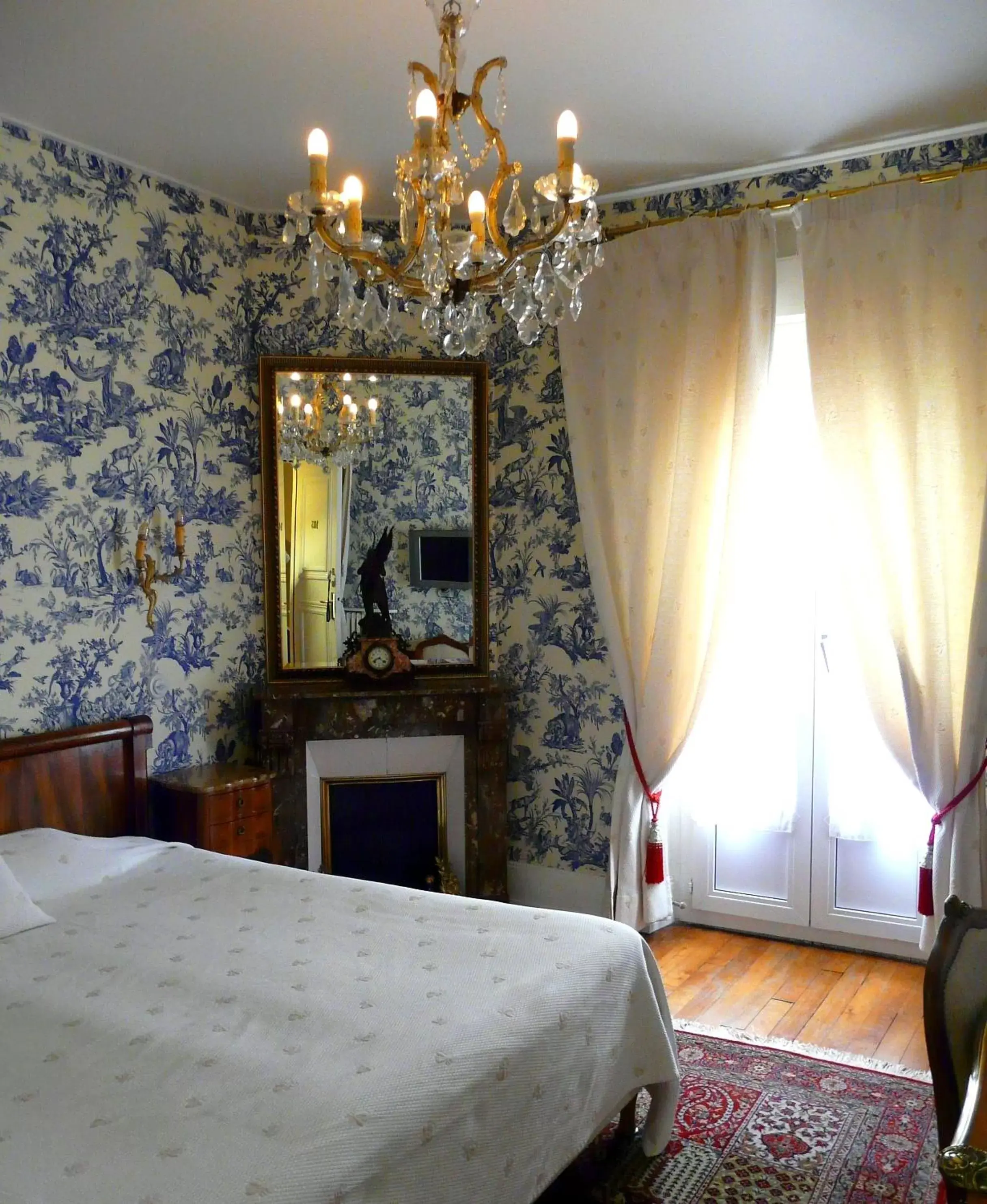 Bed in Hôtel de l'Abeille