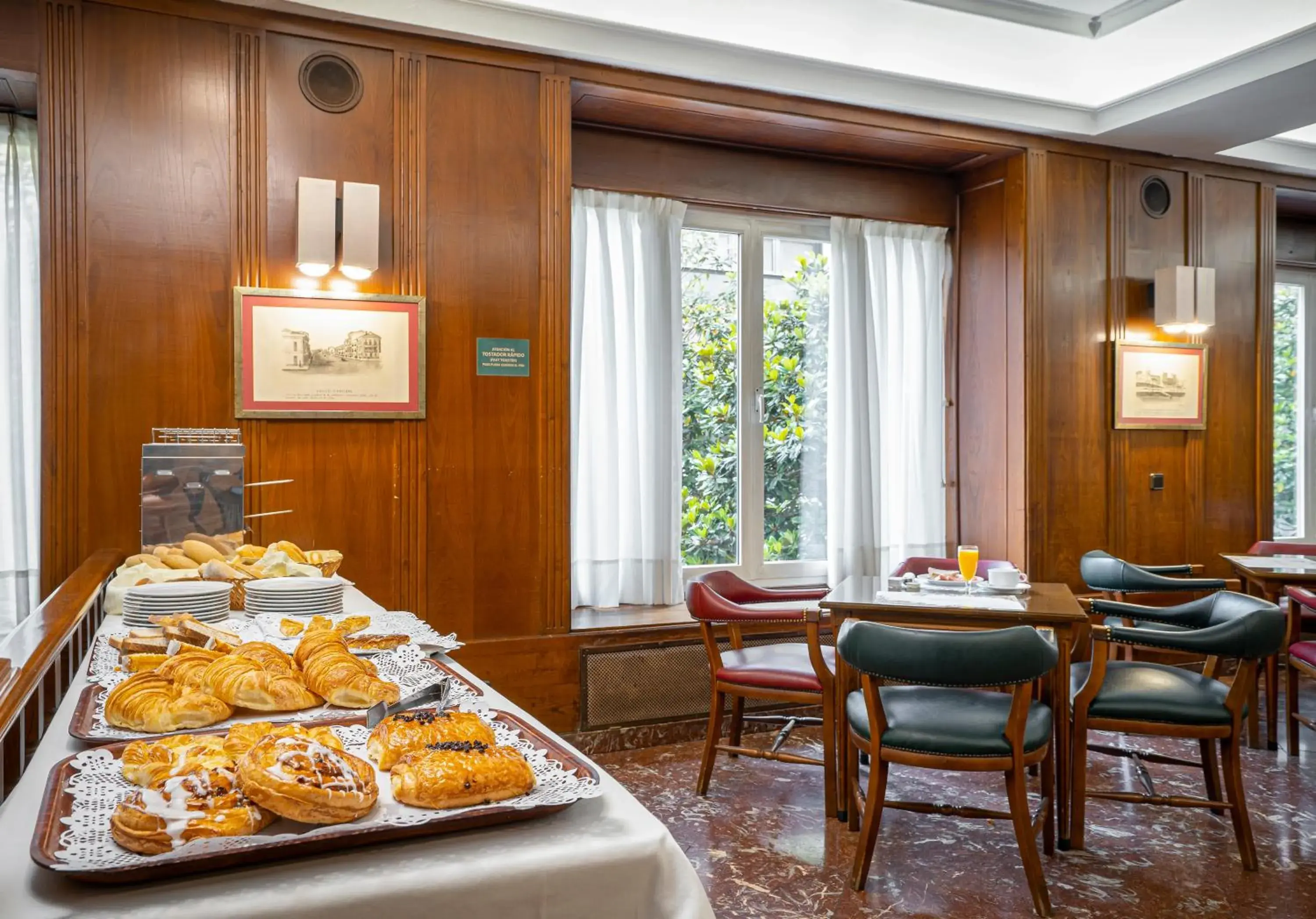 Breakfast in Hotel Hernán Cortés