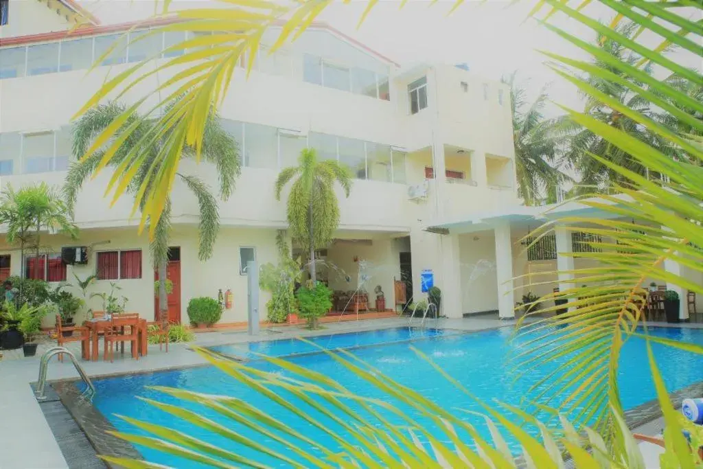 Swimming Pool in The Ocean Pearl Hotel Negombo