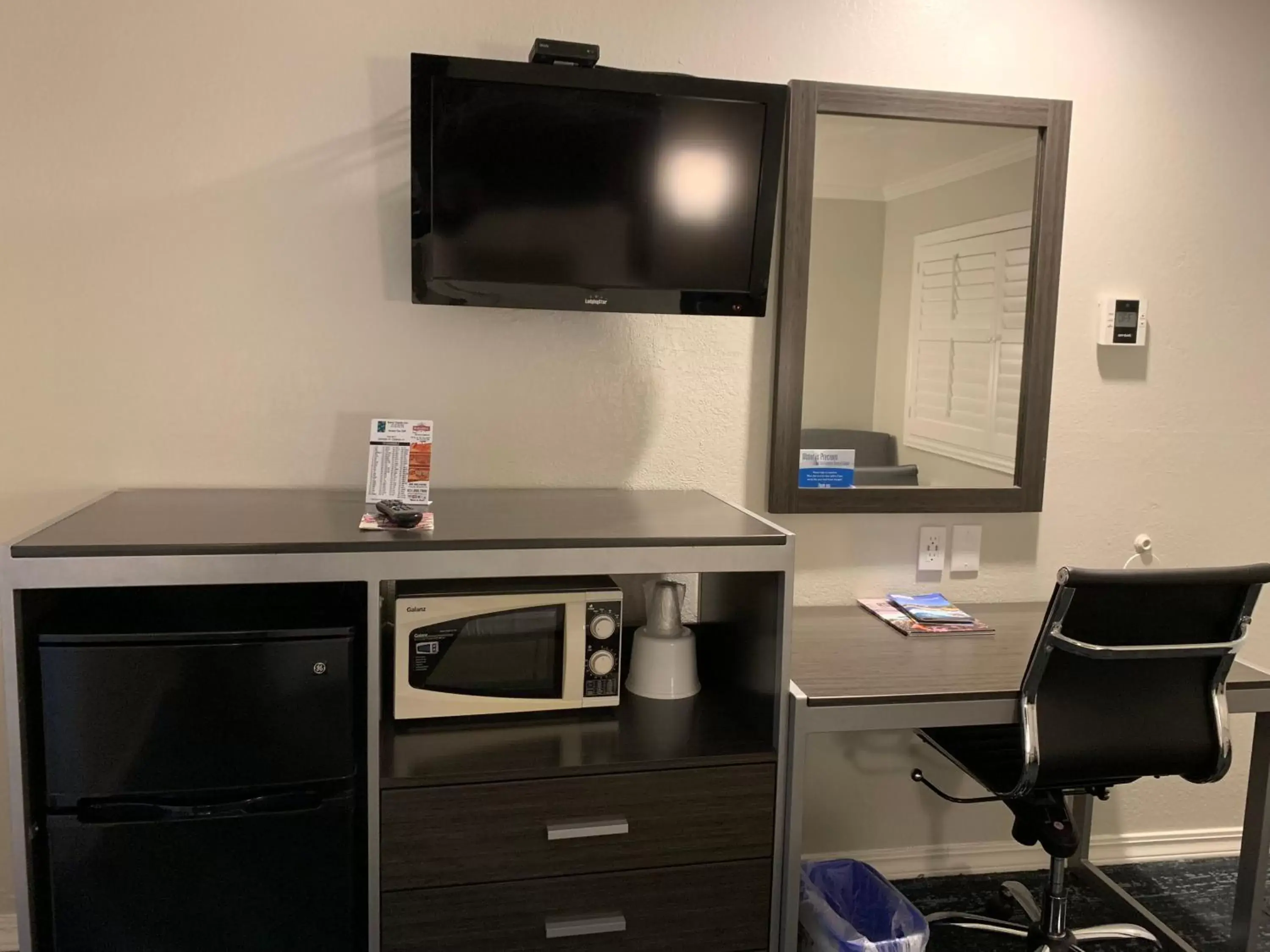 Bedroom, TV/Entertainment Center in Sand Castle Inn