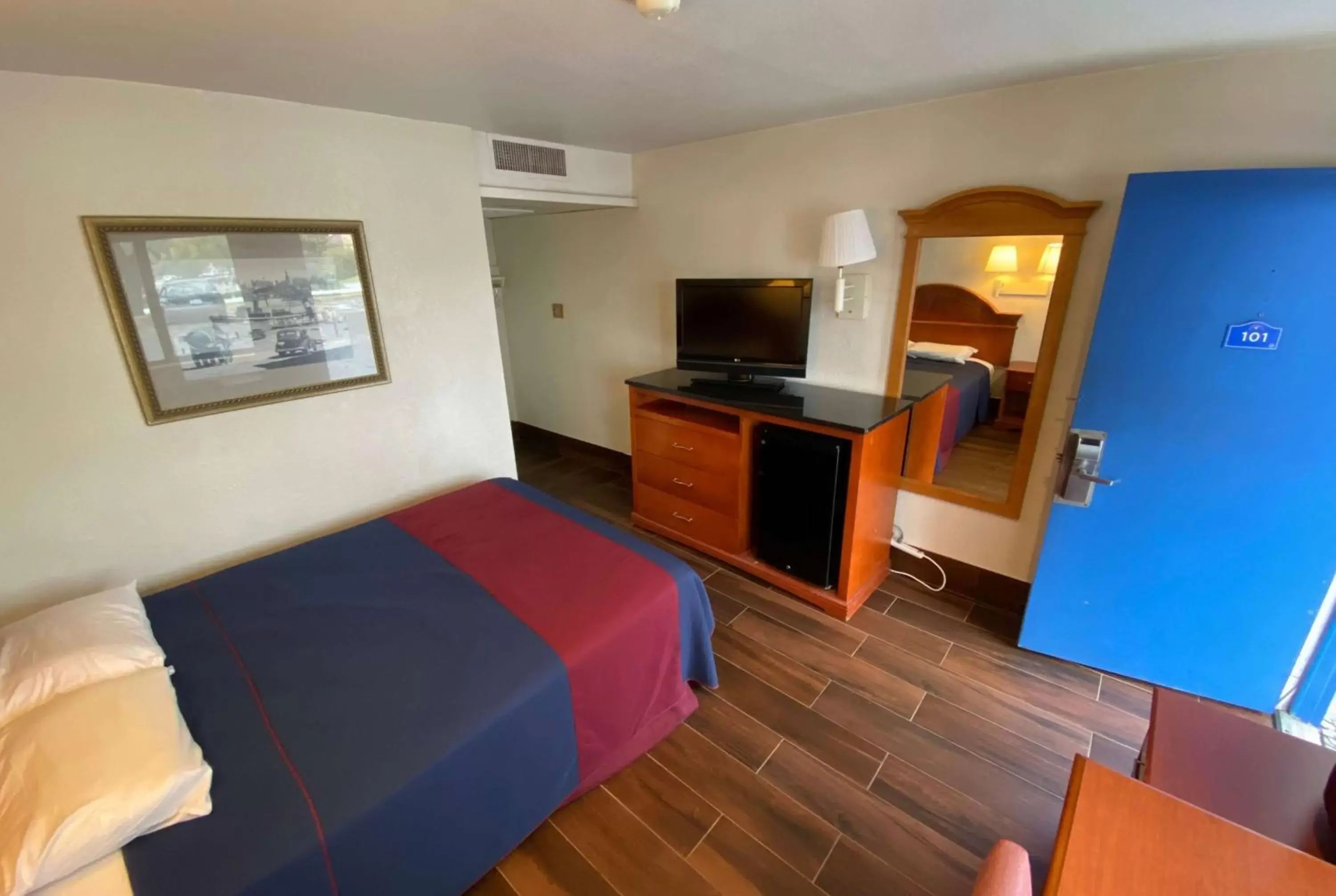 Photo of the whole room, TV/Entertainment Center in Travelodge by Wyndham Grand Rapids North
