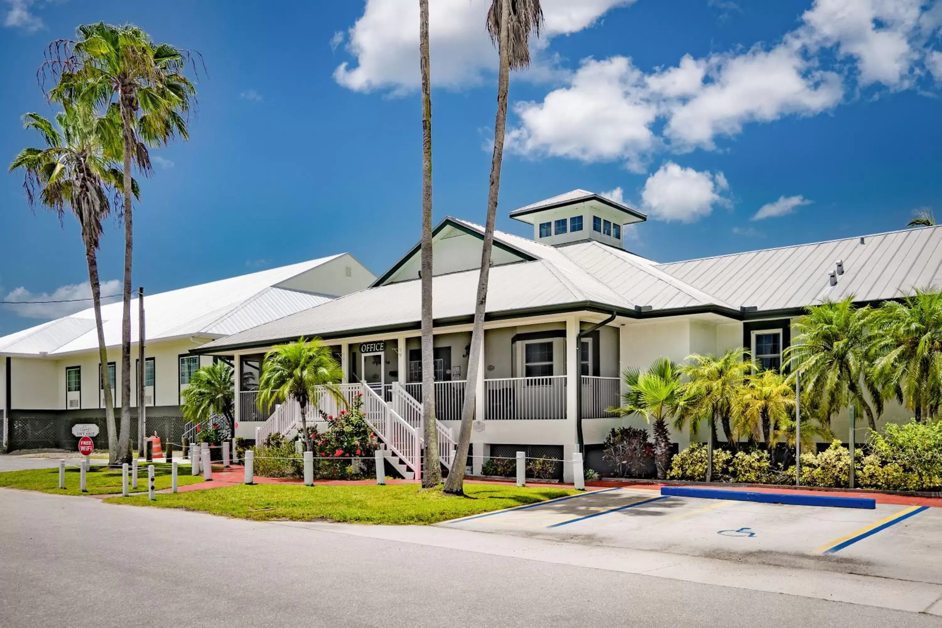 Facade/entrance, Patio/Outdoor Area in Ivey House Everglades Adventures Hotel