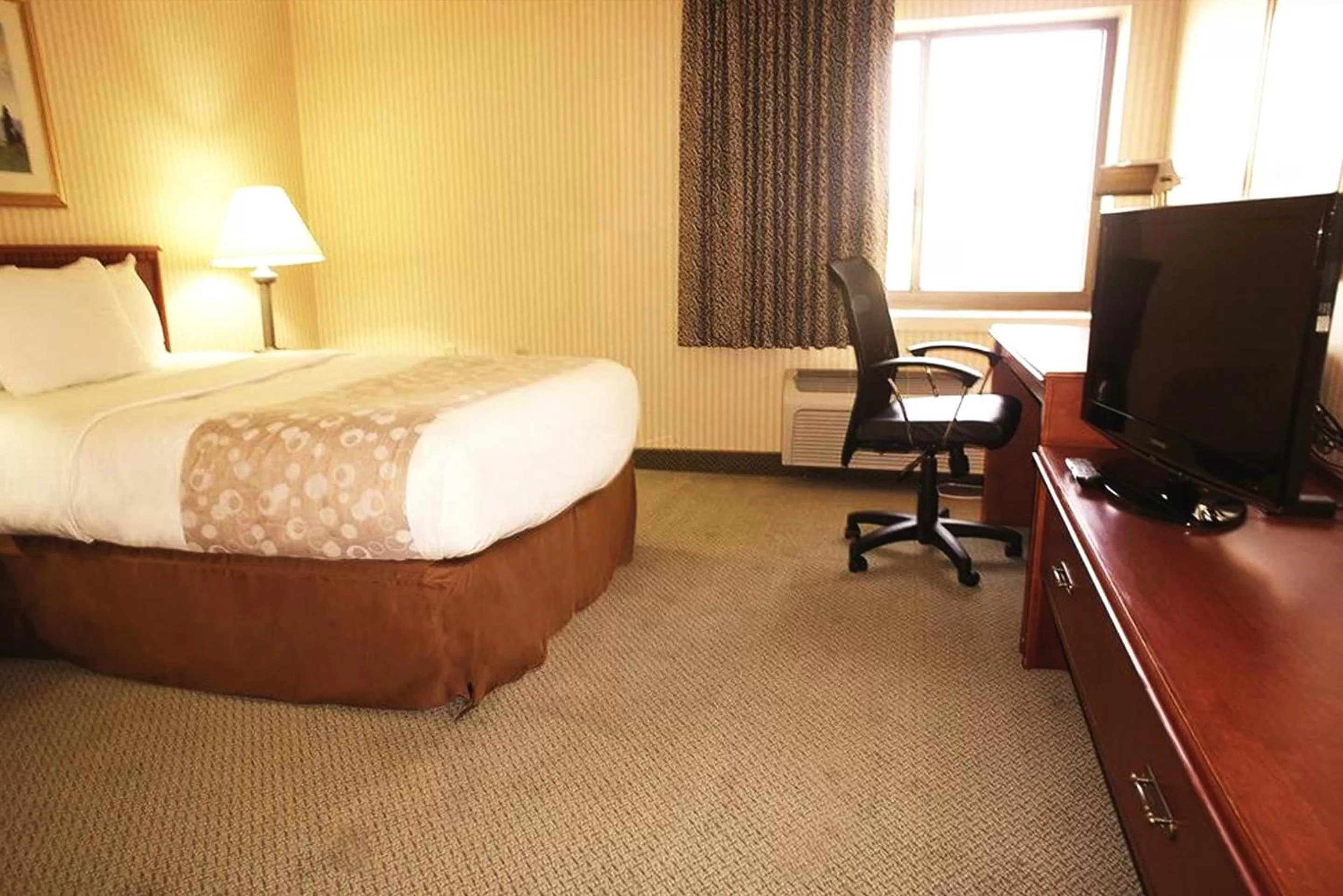 Bedroom, Bed in La Quinta Inn by Wyndham Detroit Southgate