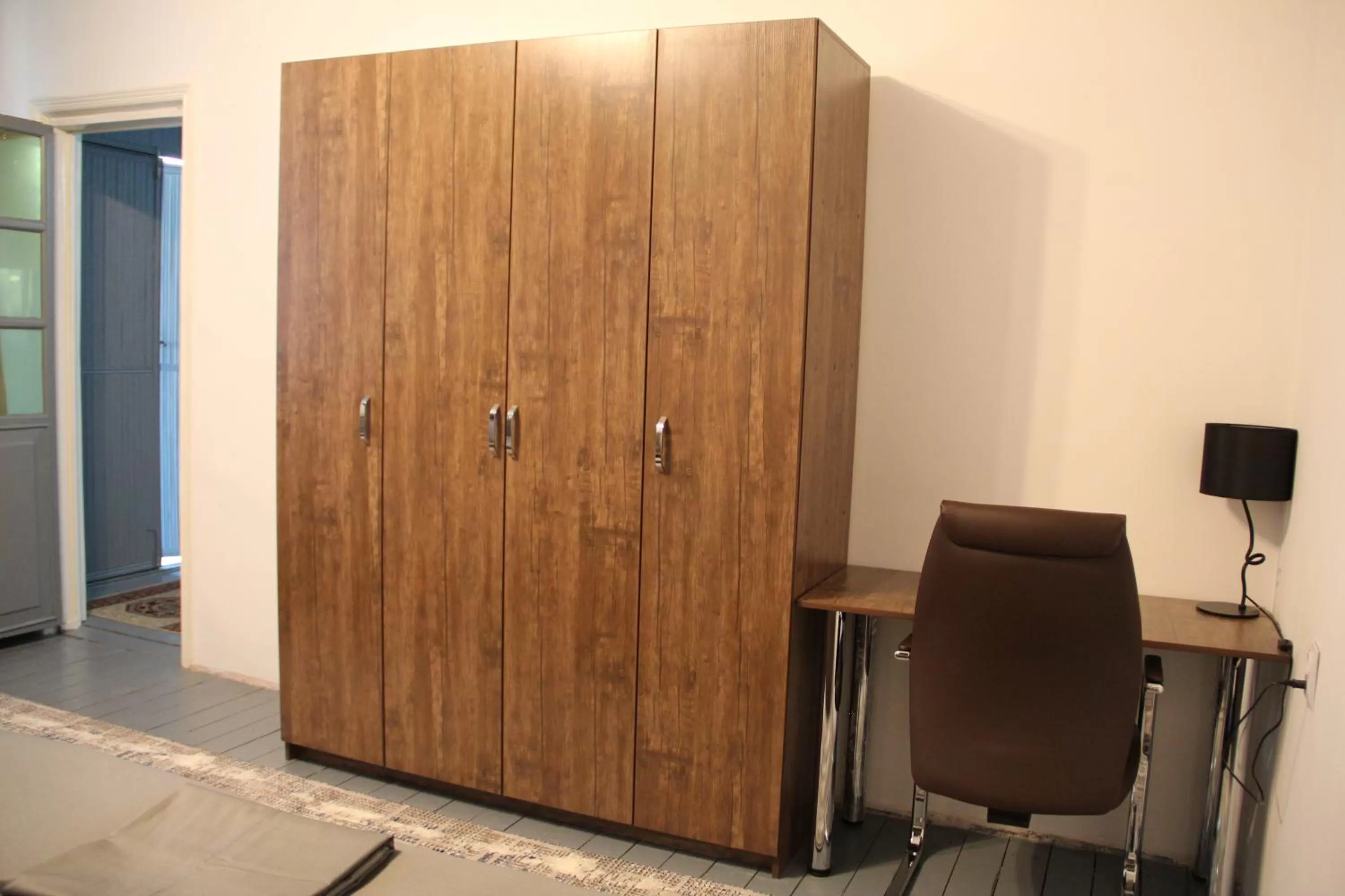 hair dresser in Anvar's Guests