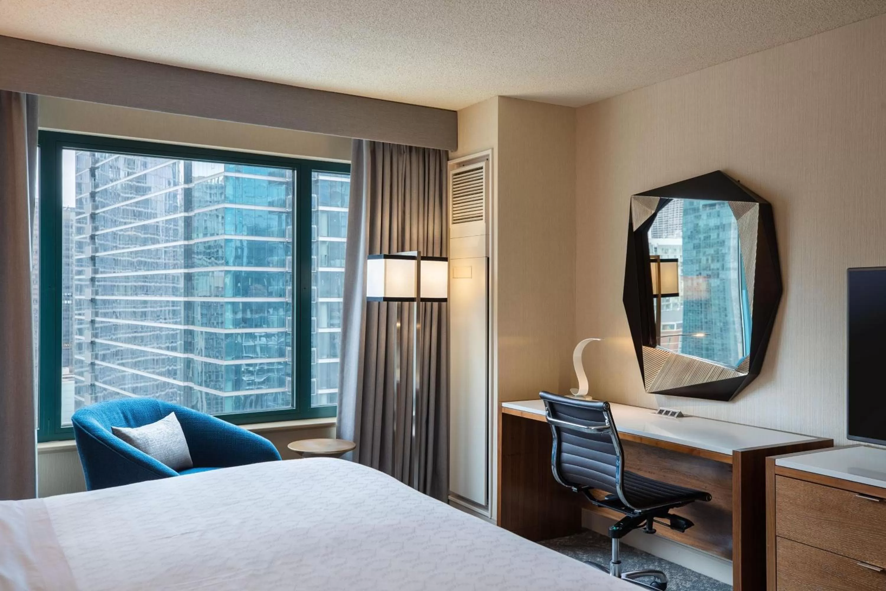 Photo of the whole room, Bed in Sheraton Grand Chicago Riverwalk