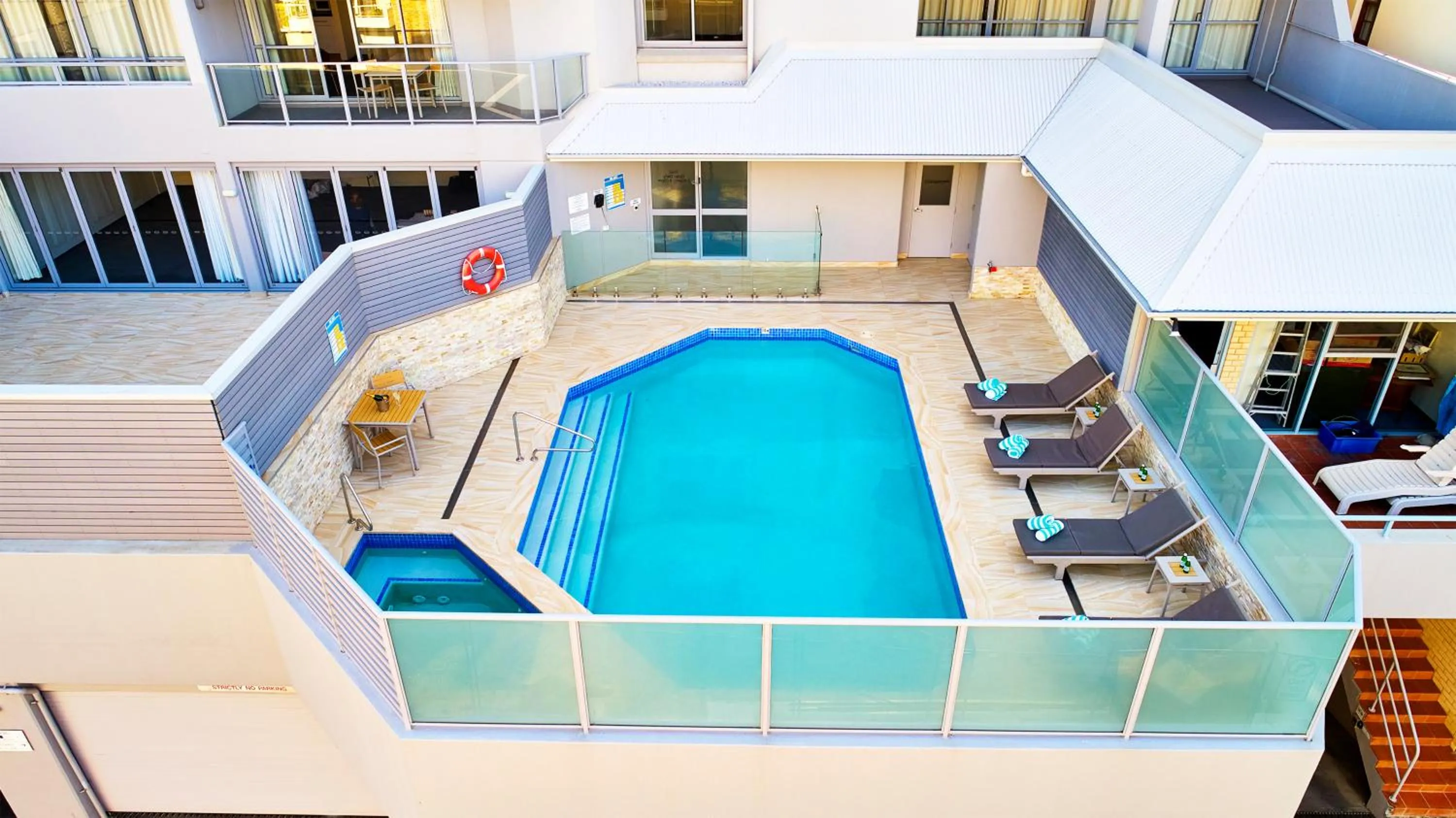 Swimming pool in Peppers Manly Beach