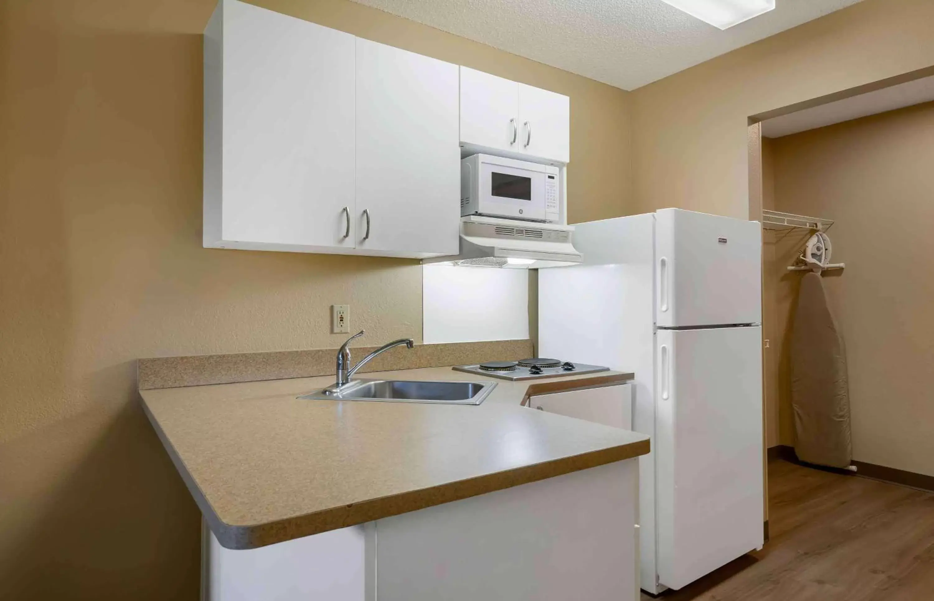 Bedroom, Kitchen/Kitchenette in Extended Stay America Suites - St Petersburg - Clearwater - Executive Dr