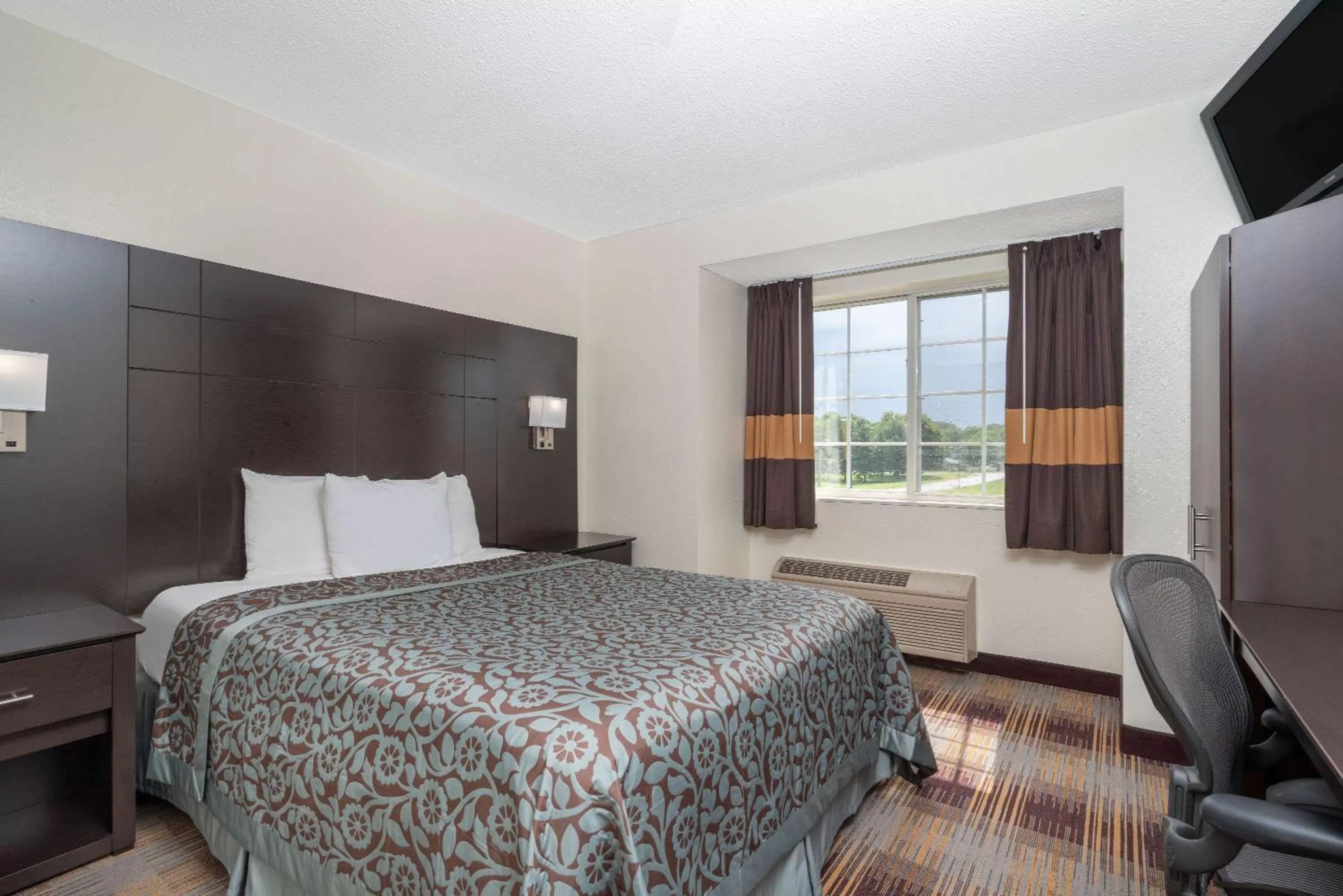 Photo of the whole room, Bed in Days Inn by Wyndham Faribault