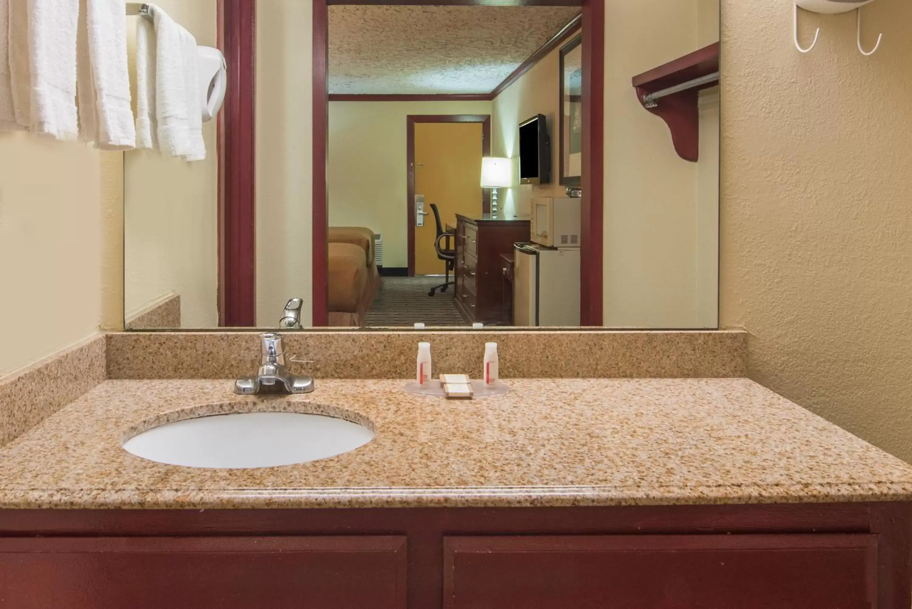 Bathroom in Howard Johnson by Wyndham San Marcos