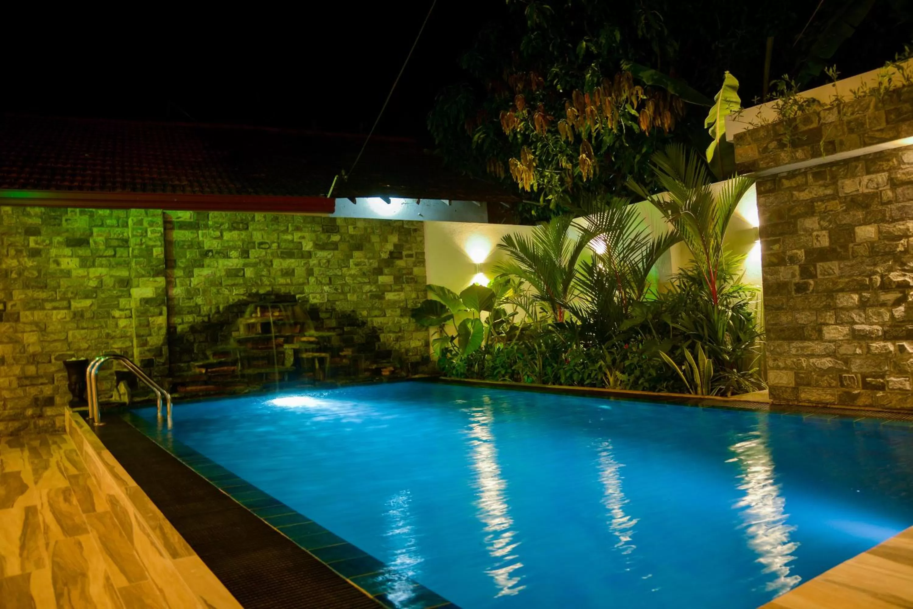 Swimming pool in Negombo New Queen's Palace