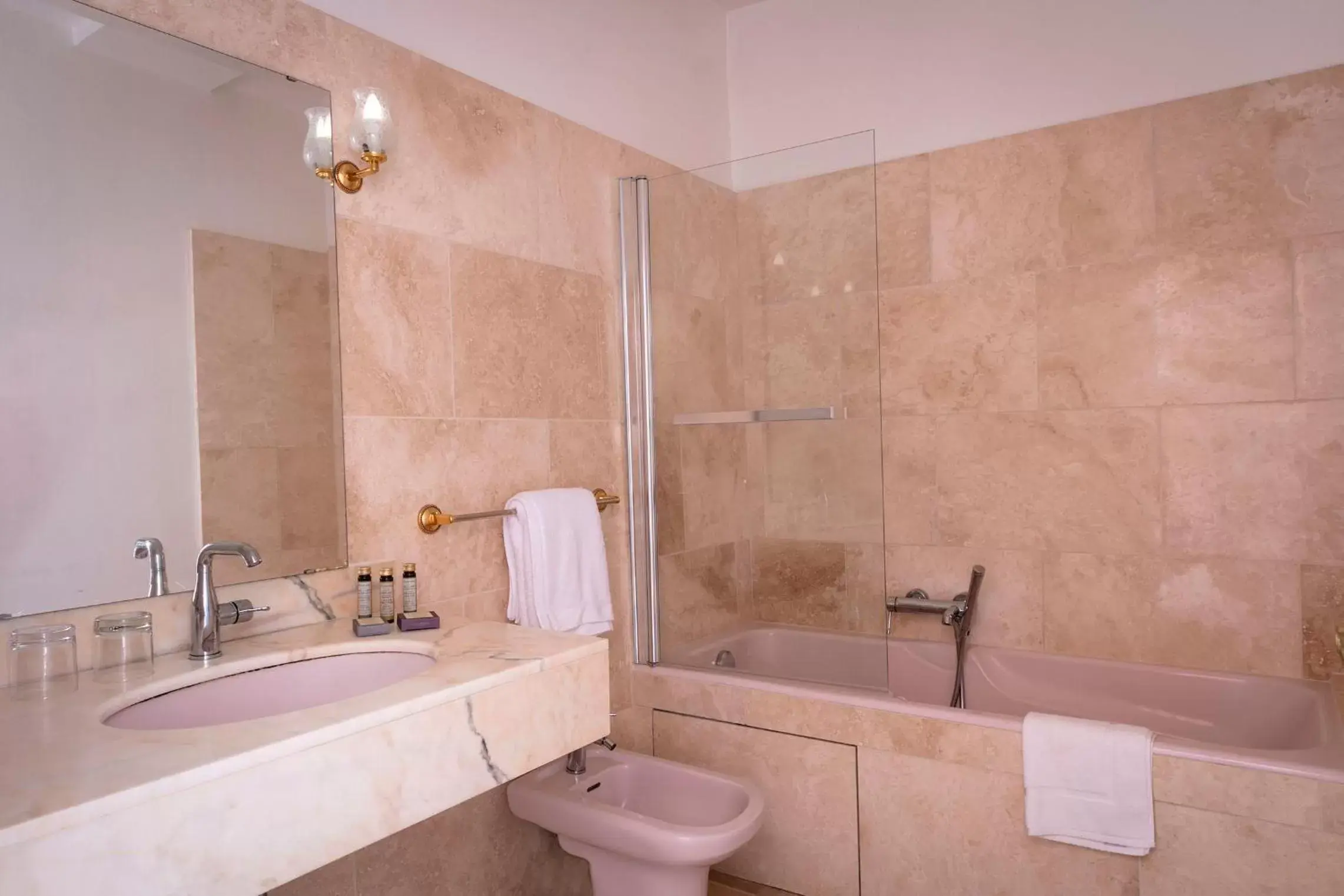 Bathroom in Hostellerie Du Château Les Muids