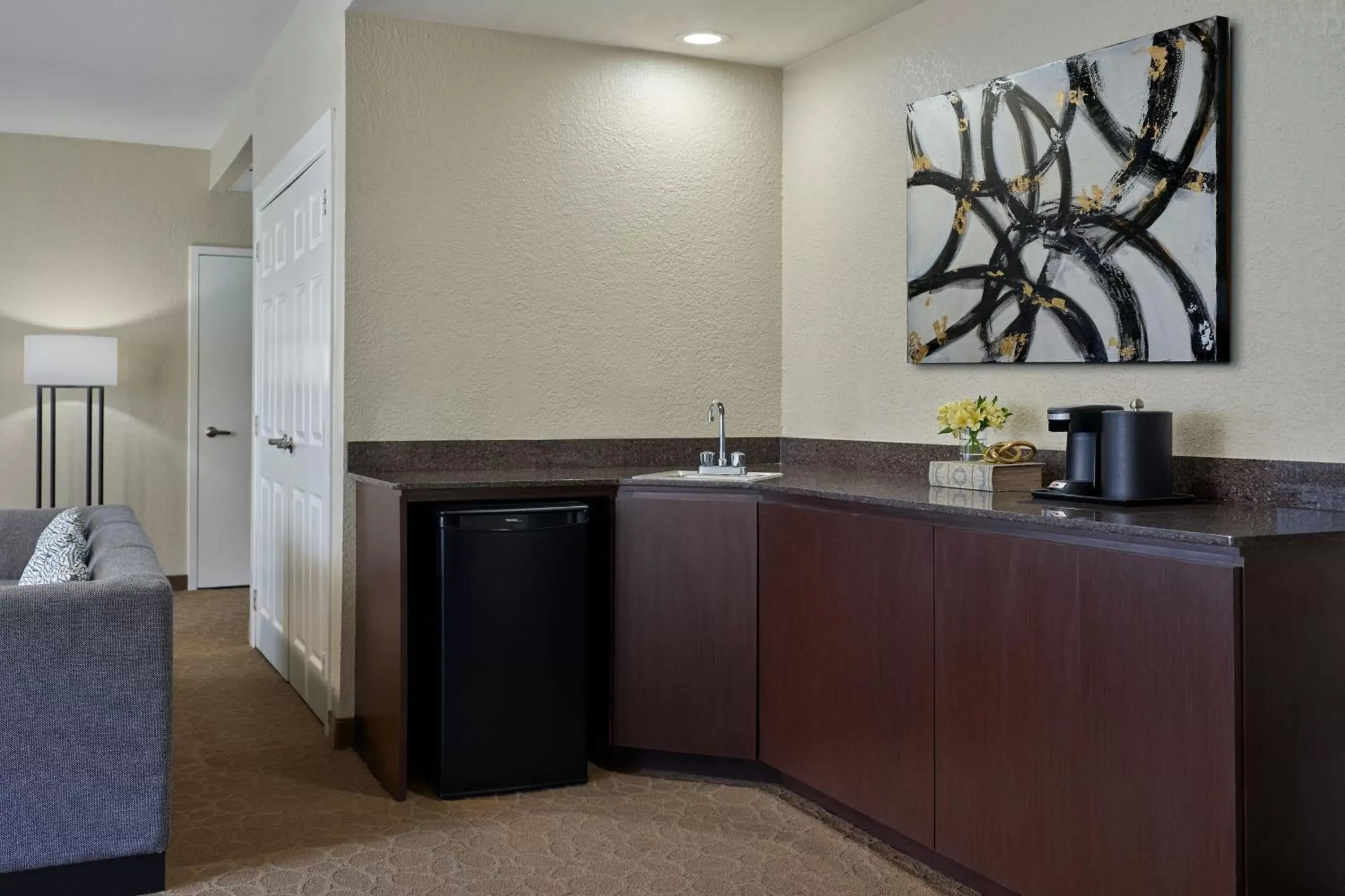 Photo of the whole room, Kitchen/Kitchenette in Delta Hotels by Marriott Little Rock West