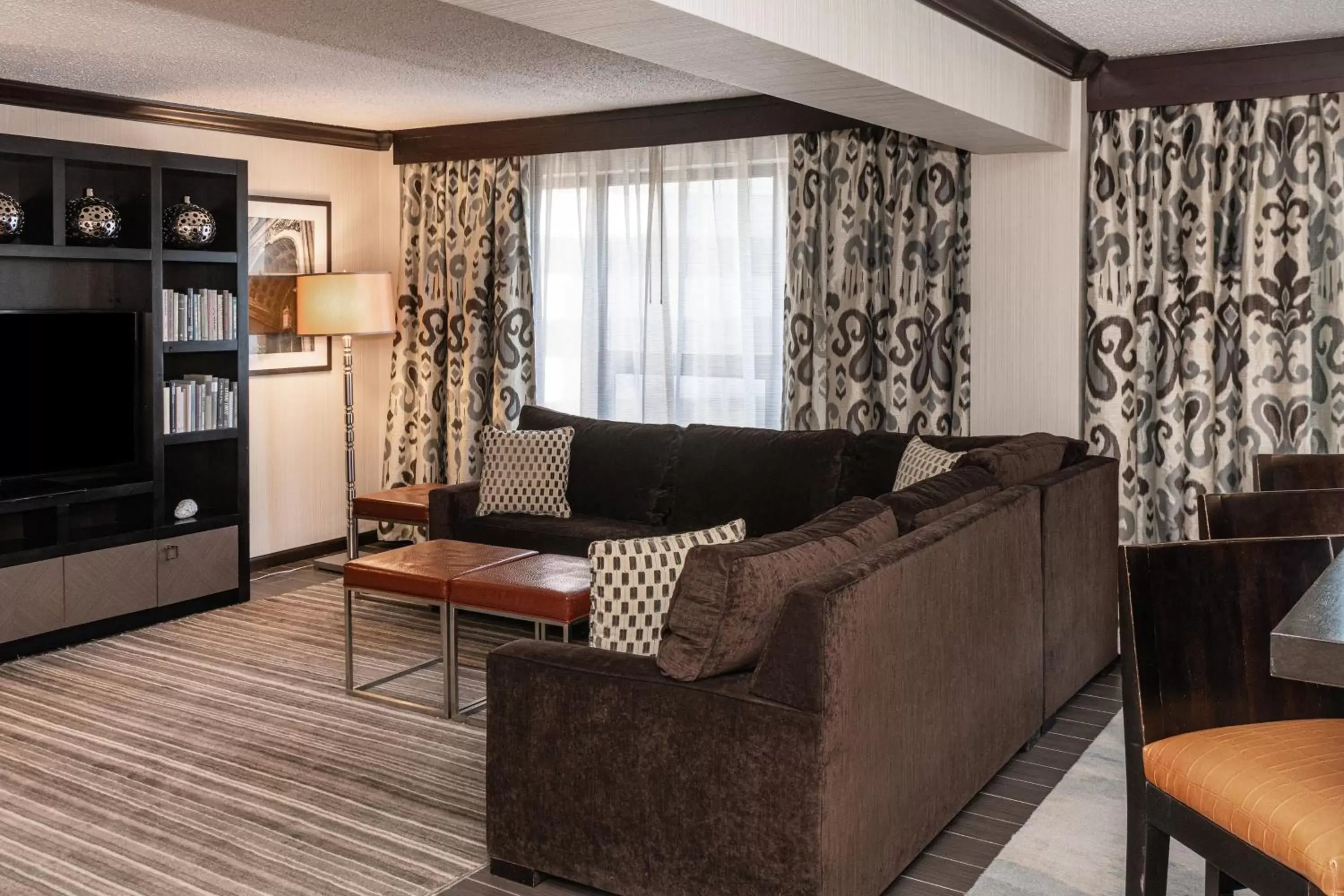 Living room, Seating Area in Sheraton Indianapolis City Centre Hotel