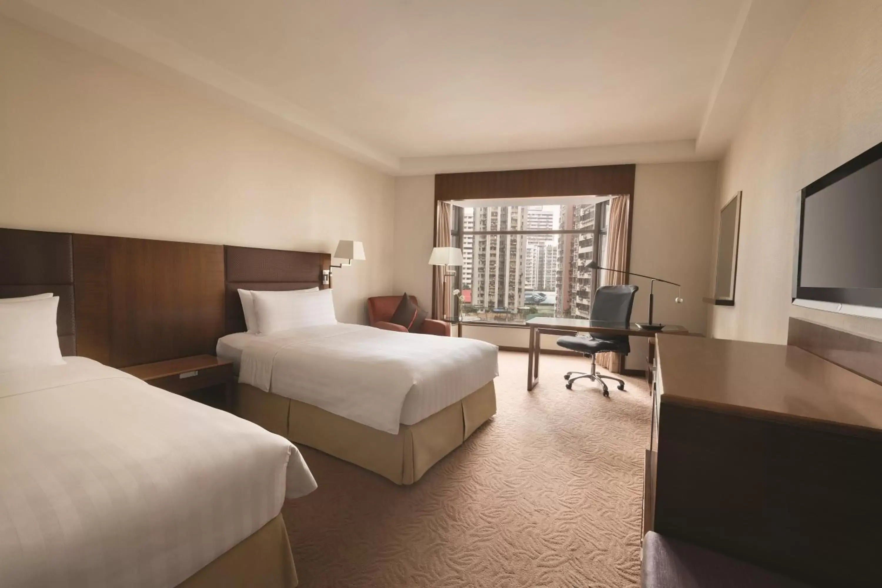 Bedroom, Bed in Shangri-La Shenzhen - Nearby Luohu Border, Outdoor Swimming Pool Bedroom, Bed in Shangri-La Shenzhen - Nearby Luohu Border, Outdoor Swimming Pool