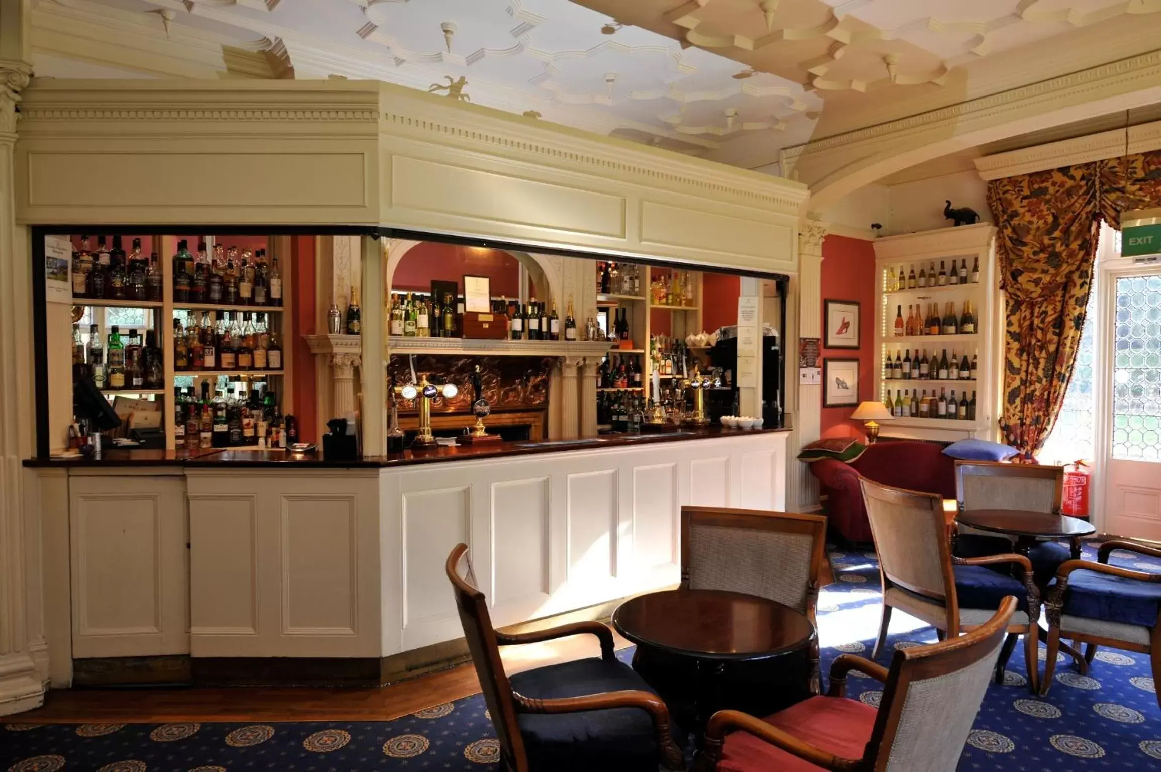 Lounge or bar, Lounge/Bar in Best Western PLUS Grim's Dyke Hotel