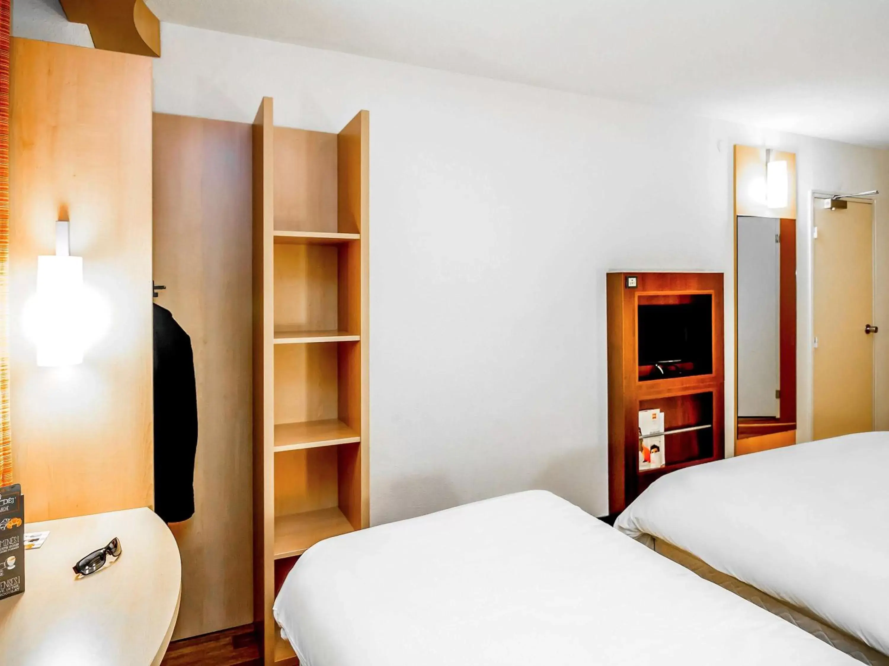 Photo of the whole room, Bed in ibis Montauban