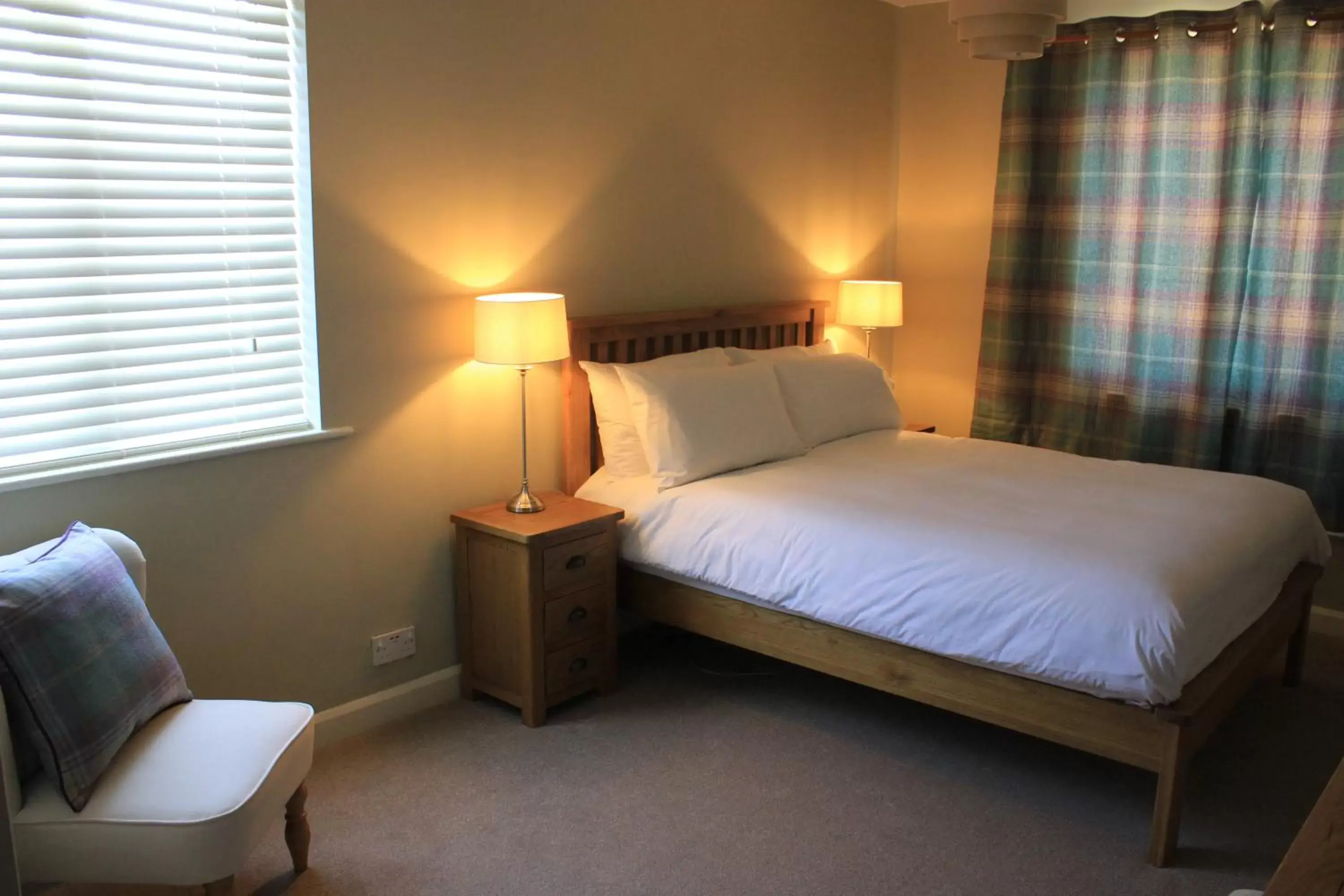 Bedroom, Bed in Royal Oak Hotel