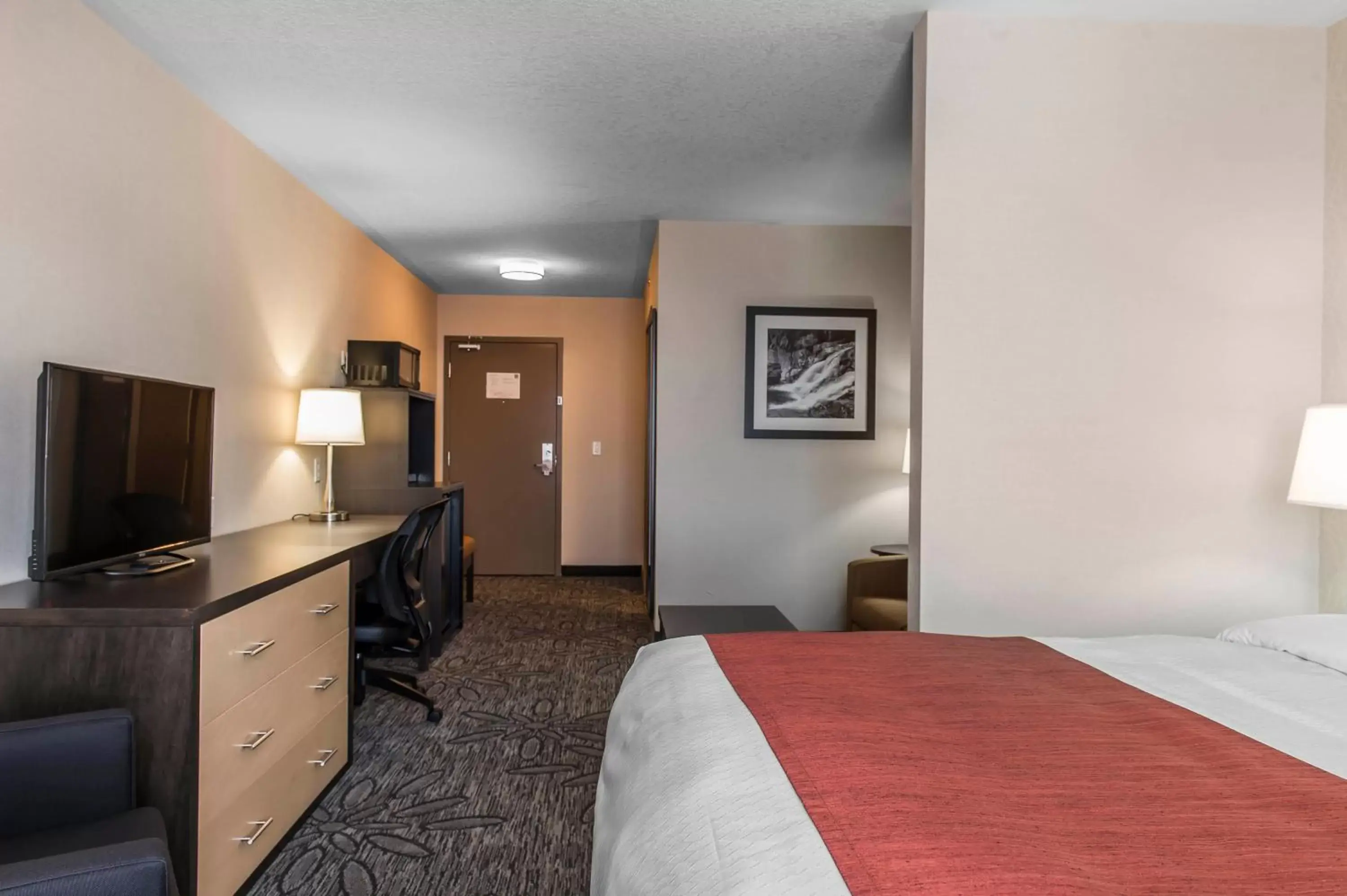 Photo of the whole room, Bed in Quality Inn & Suites Kingston