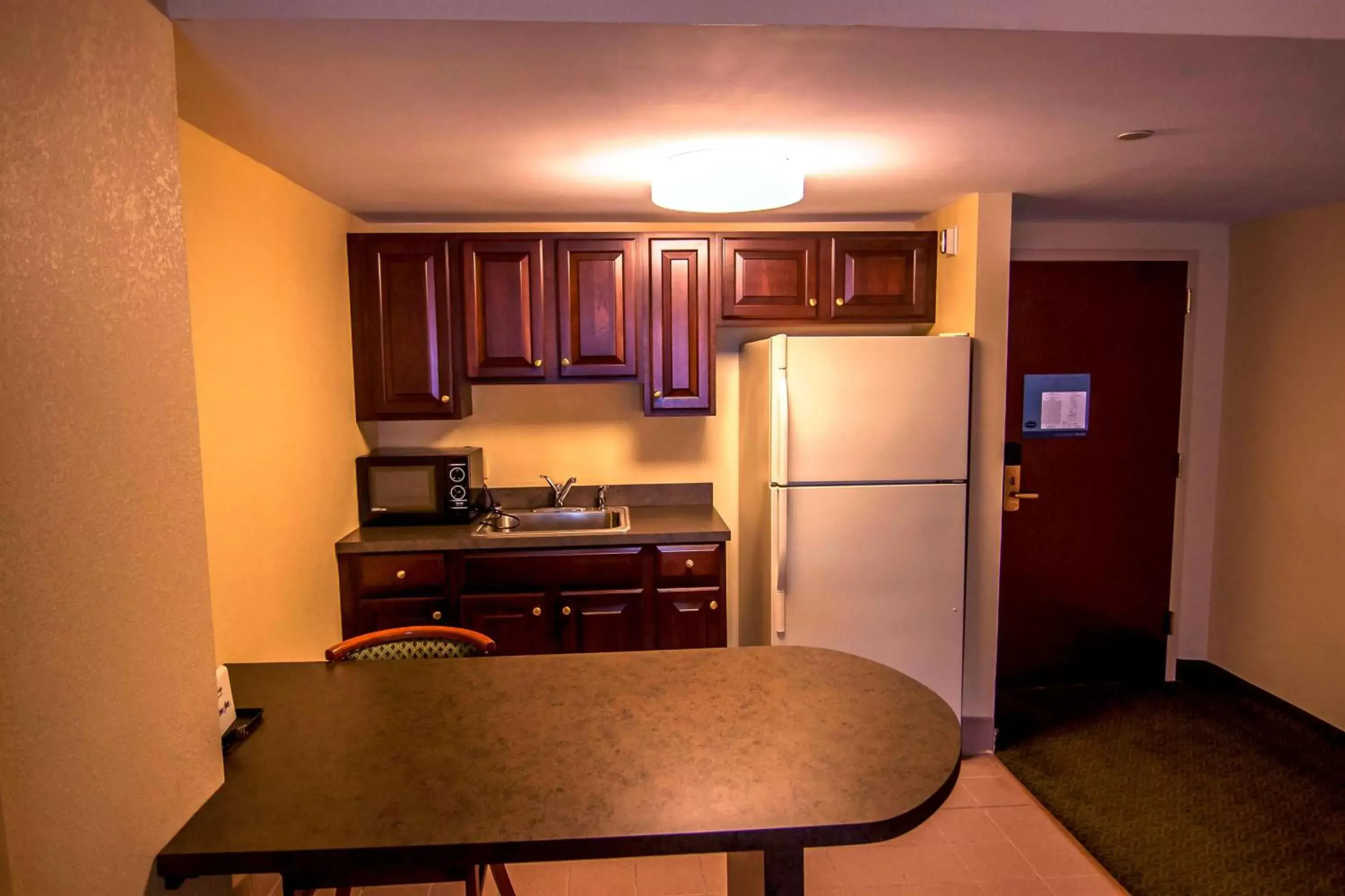 Kitchen or kitchenette, Kitchen/Kitchenette in Hampton Inn Groton/Mystic