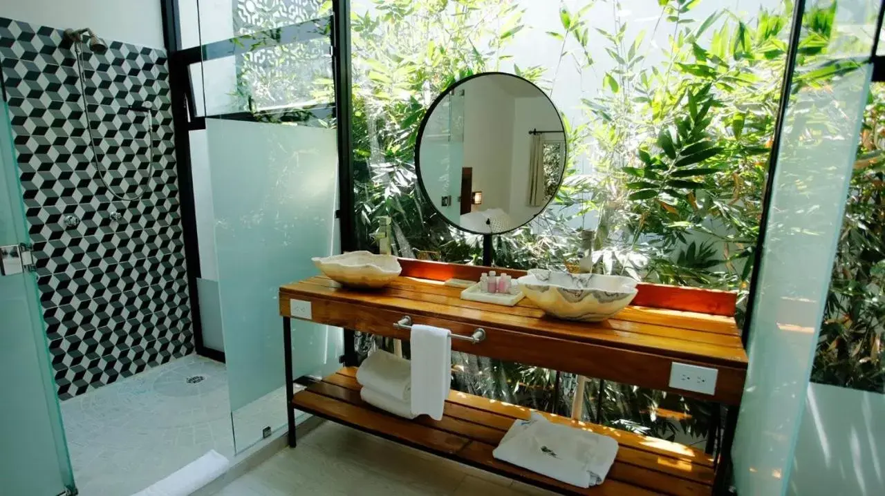Bathroom in Hotel La Casa de los Árboles Immersive Experience