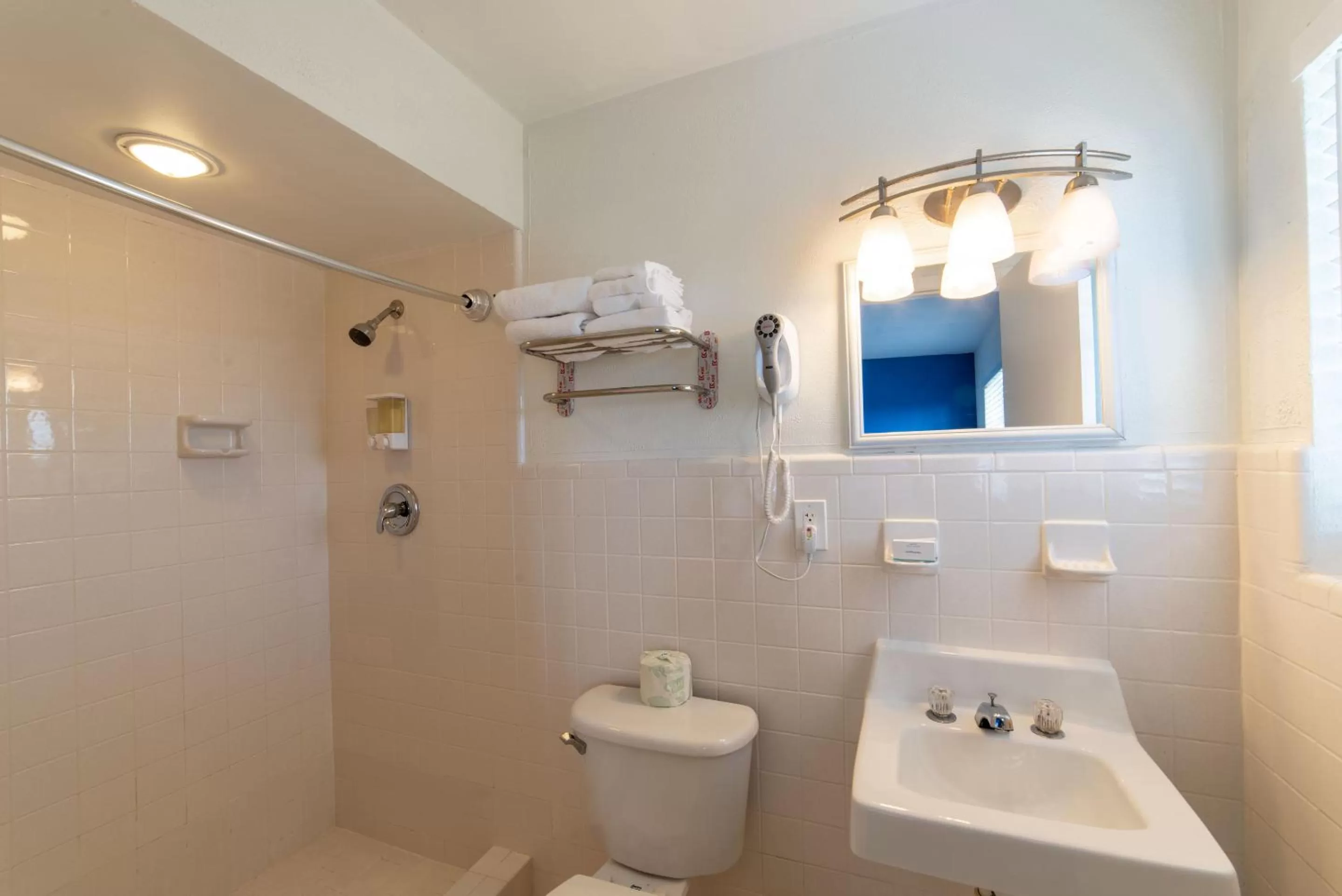 Shower in Captain's Table Hotel by Everglades Adventures