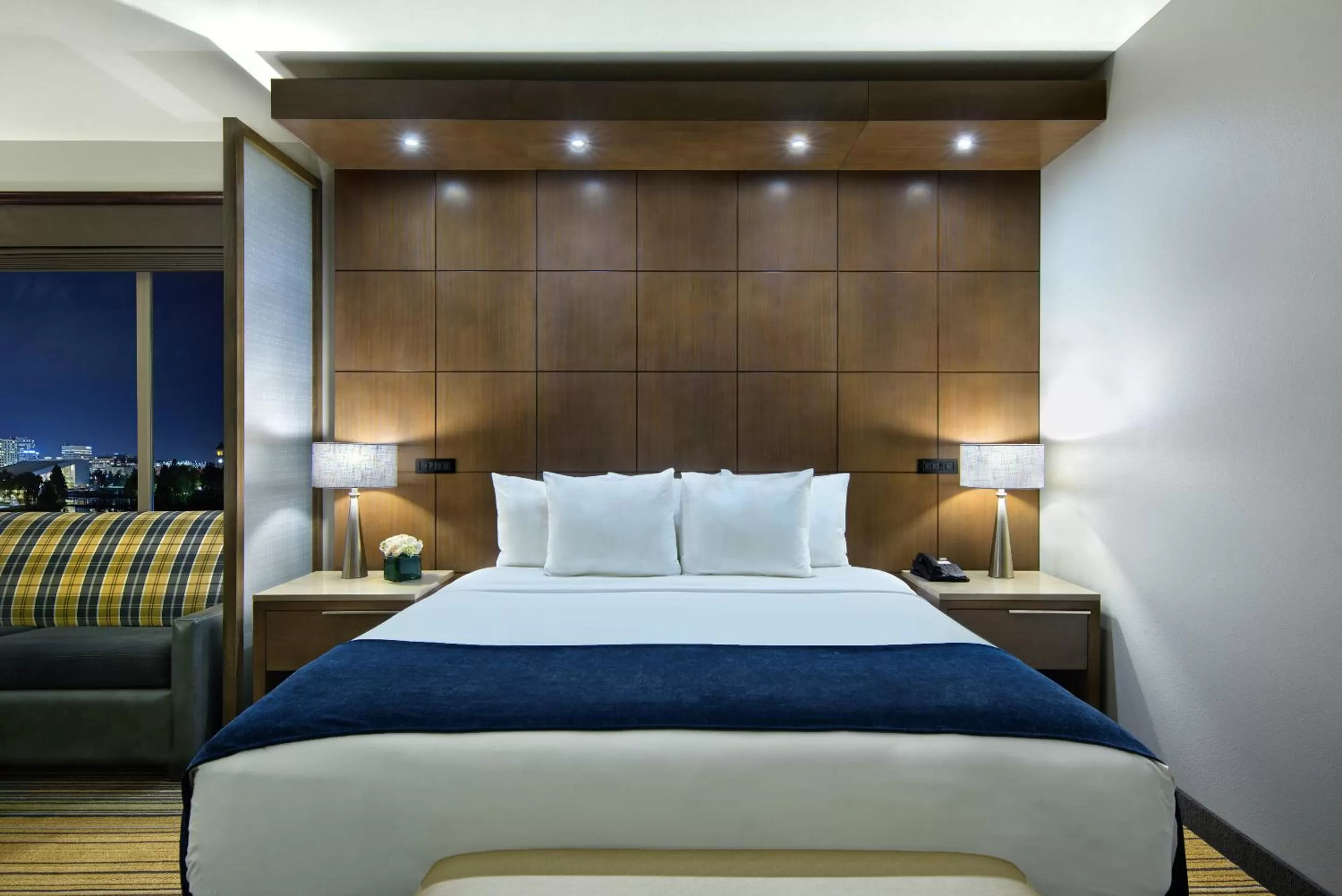 Seating area, Bed in Oxford Suites Spokane Downtown