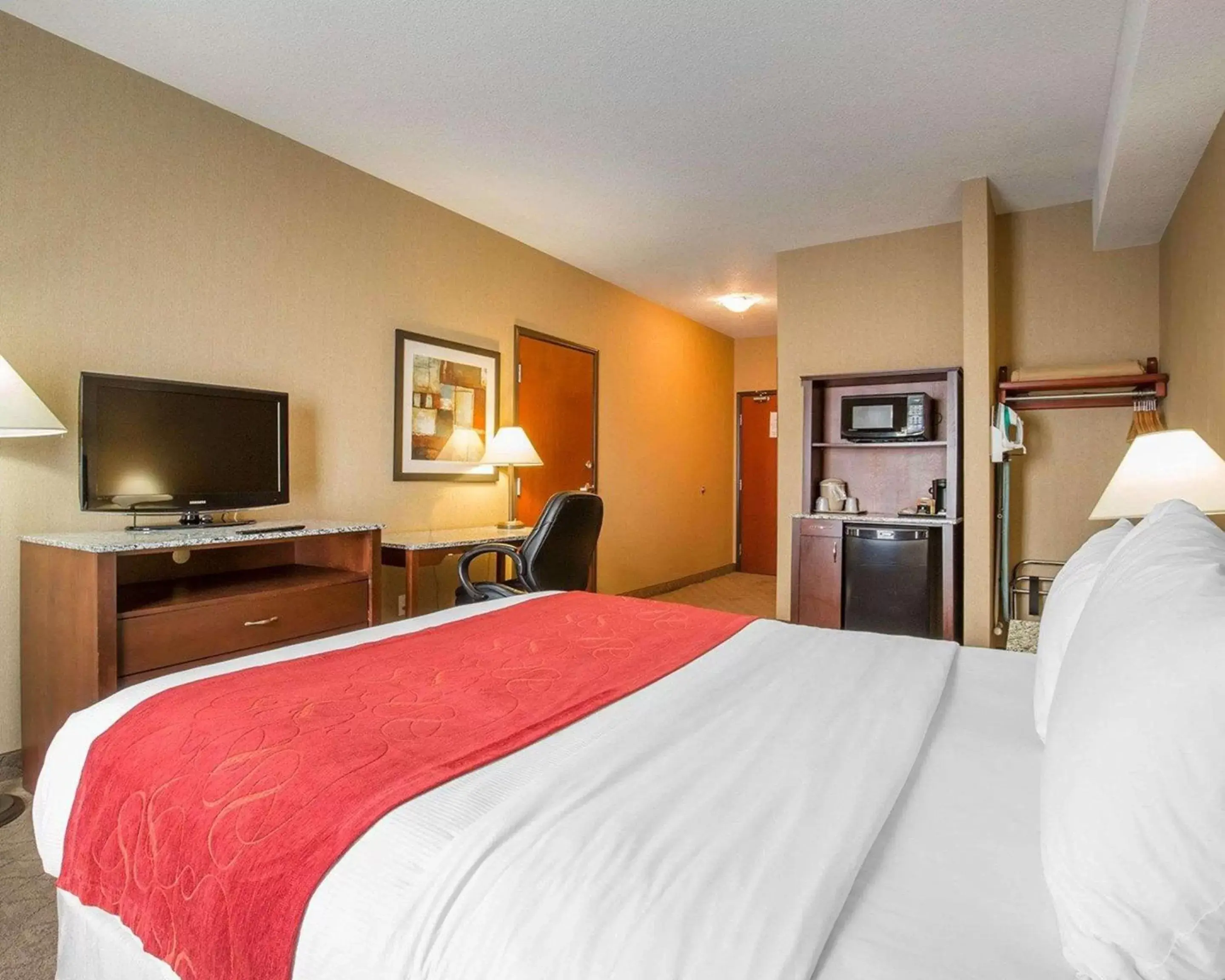 Photo of the whole room, TV/Entertainment Center in Comfort Inn & Suites Airdrie