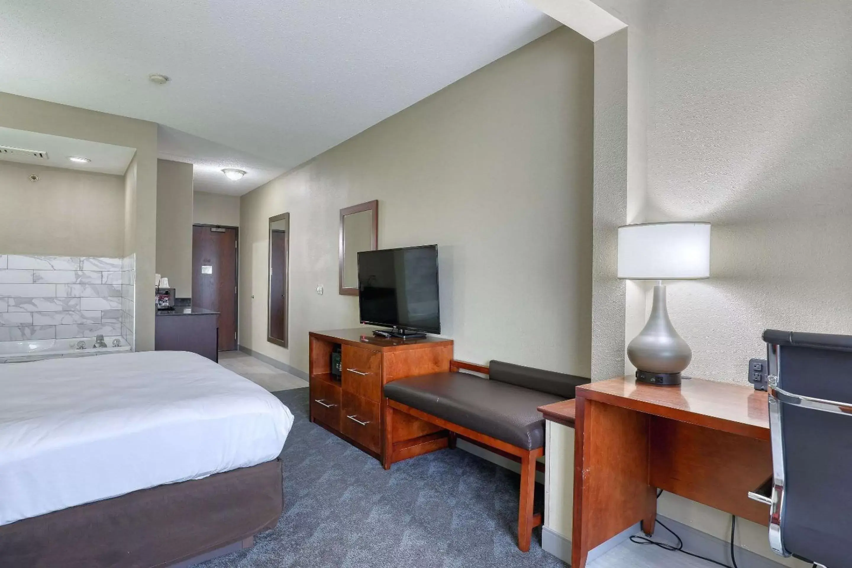 Bedroom, TV/Entertainment Center in Comfort Suites Madison West