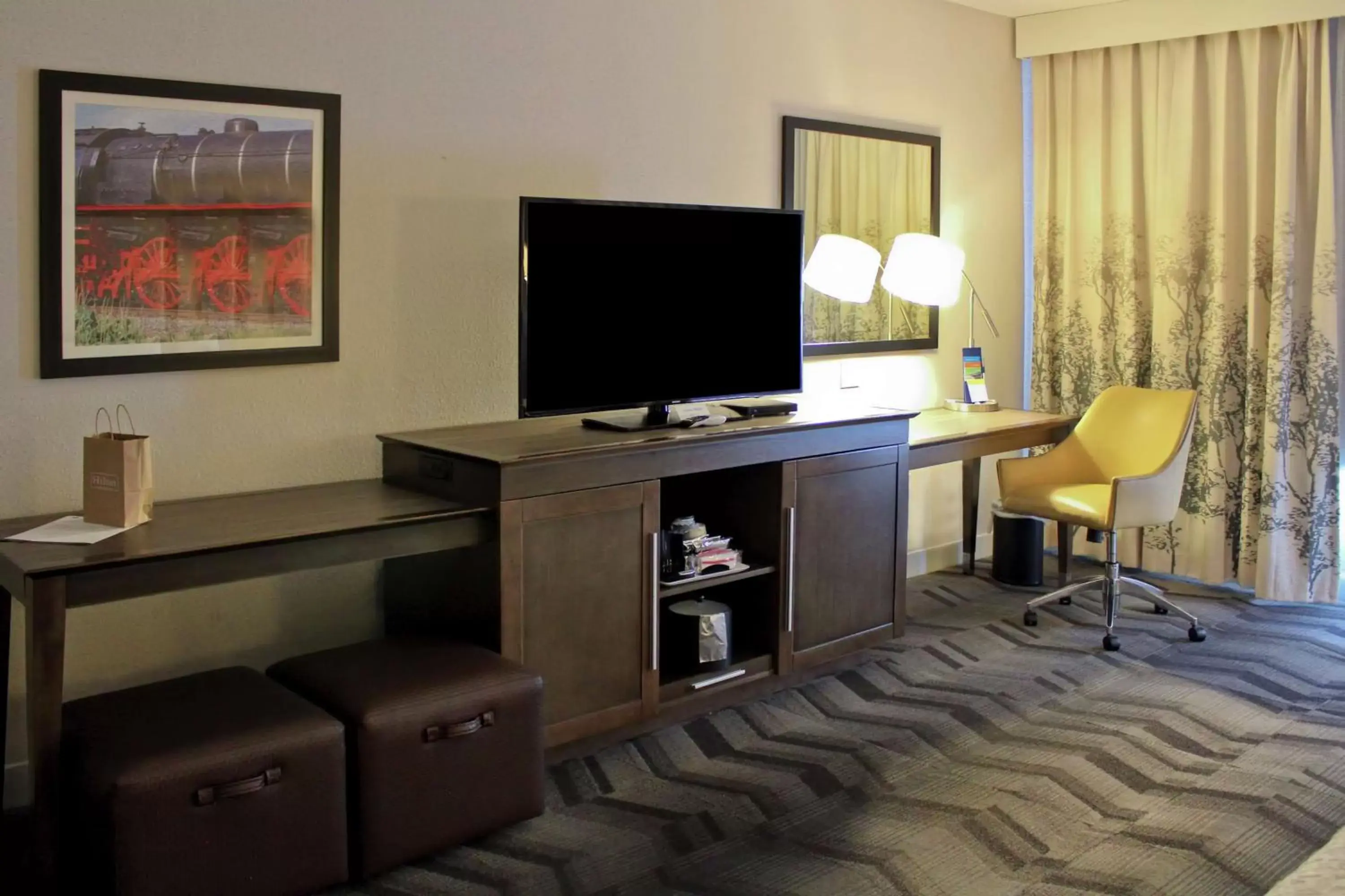 Bedroom, TV/Entertainment Center in Hampton Inn by Hilton Turlock