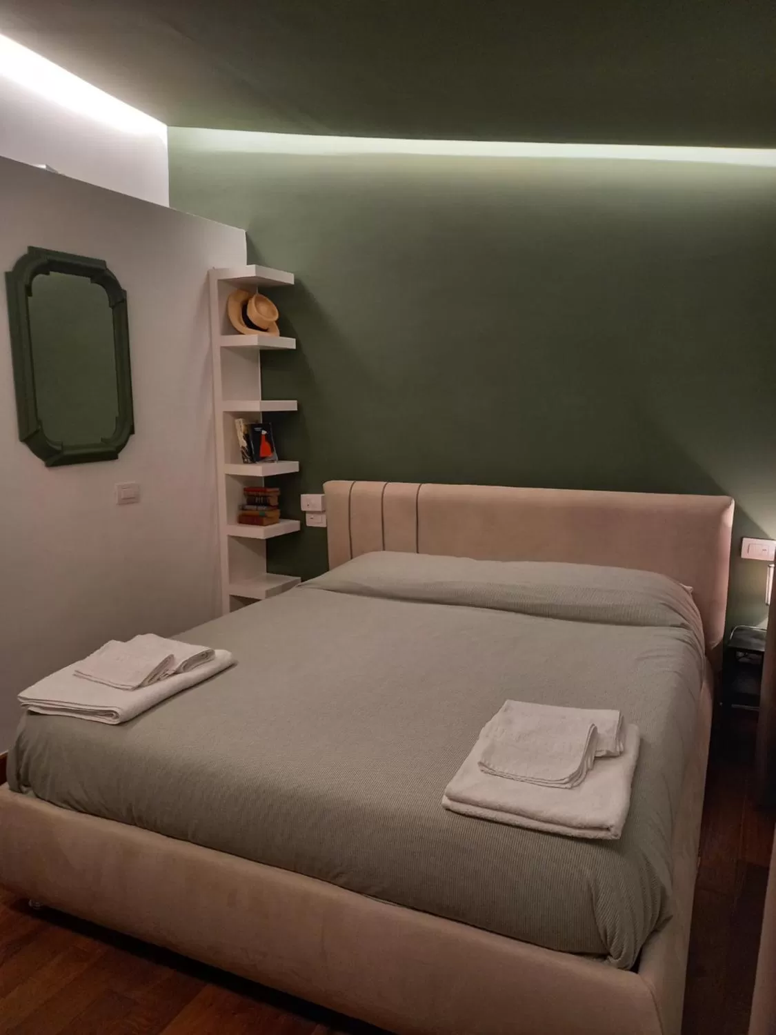 Photo of the whole room, Bed in Le Petit Palais - Naples