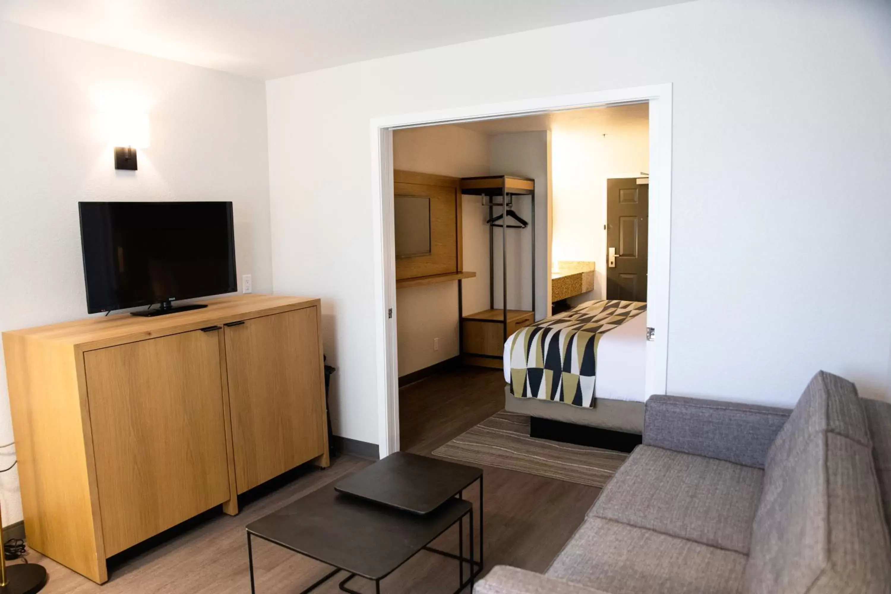 TV and multimedia, Seating Area in Oxford Suites Redding