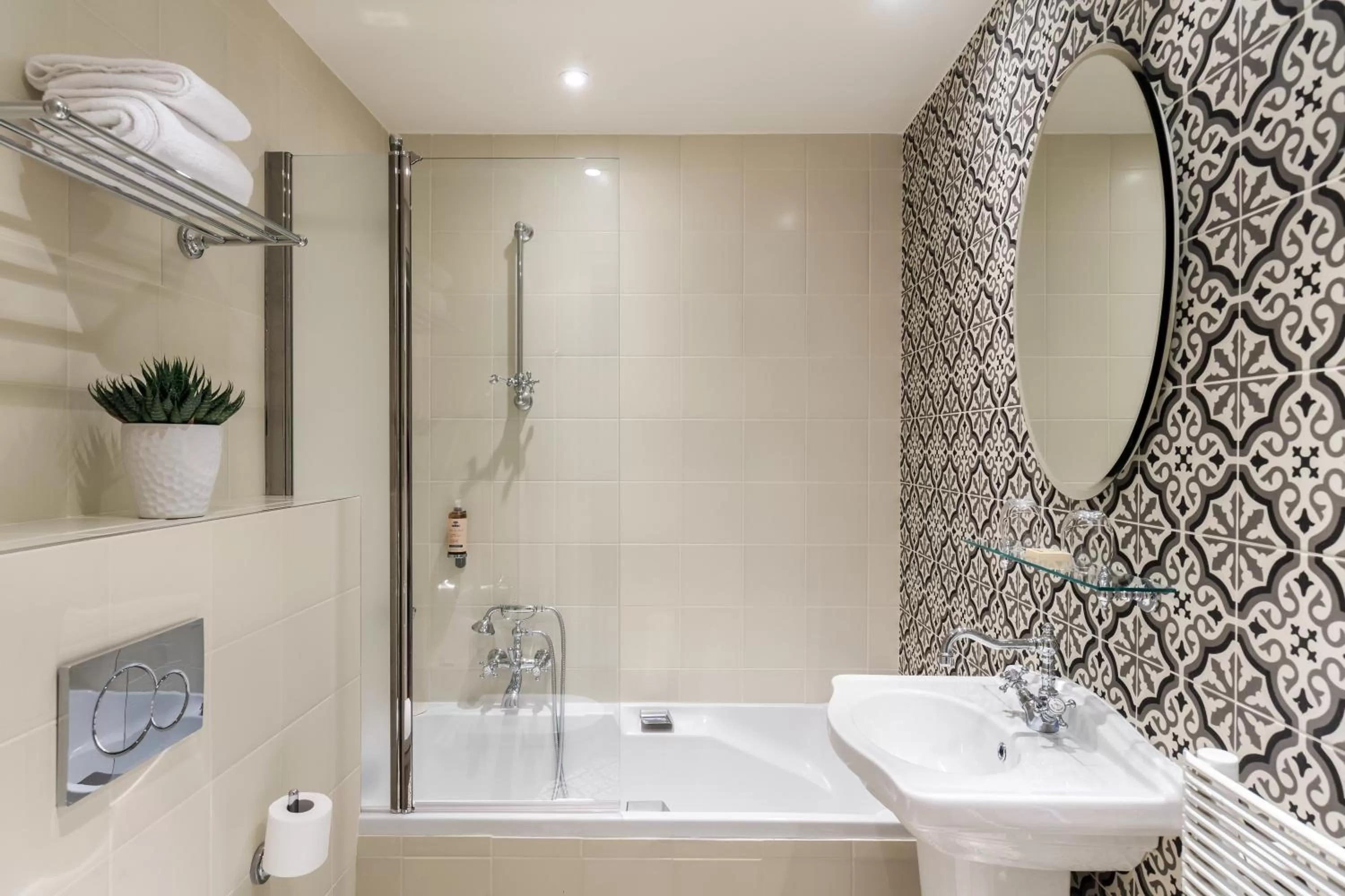 Bathroom in Villa Otero by Happyculture