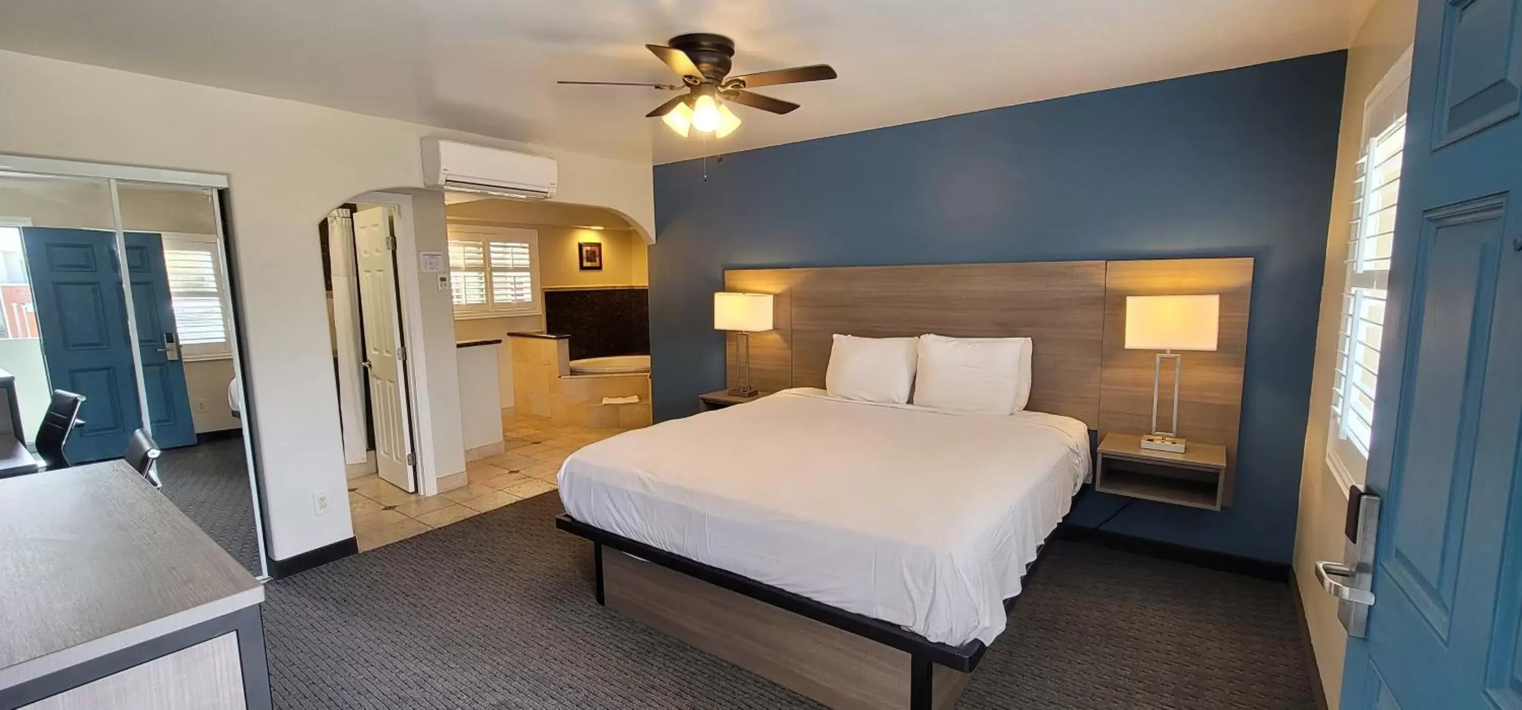 Bed in Beachwalker Inn & Suites