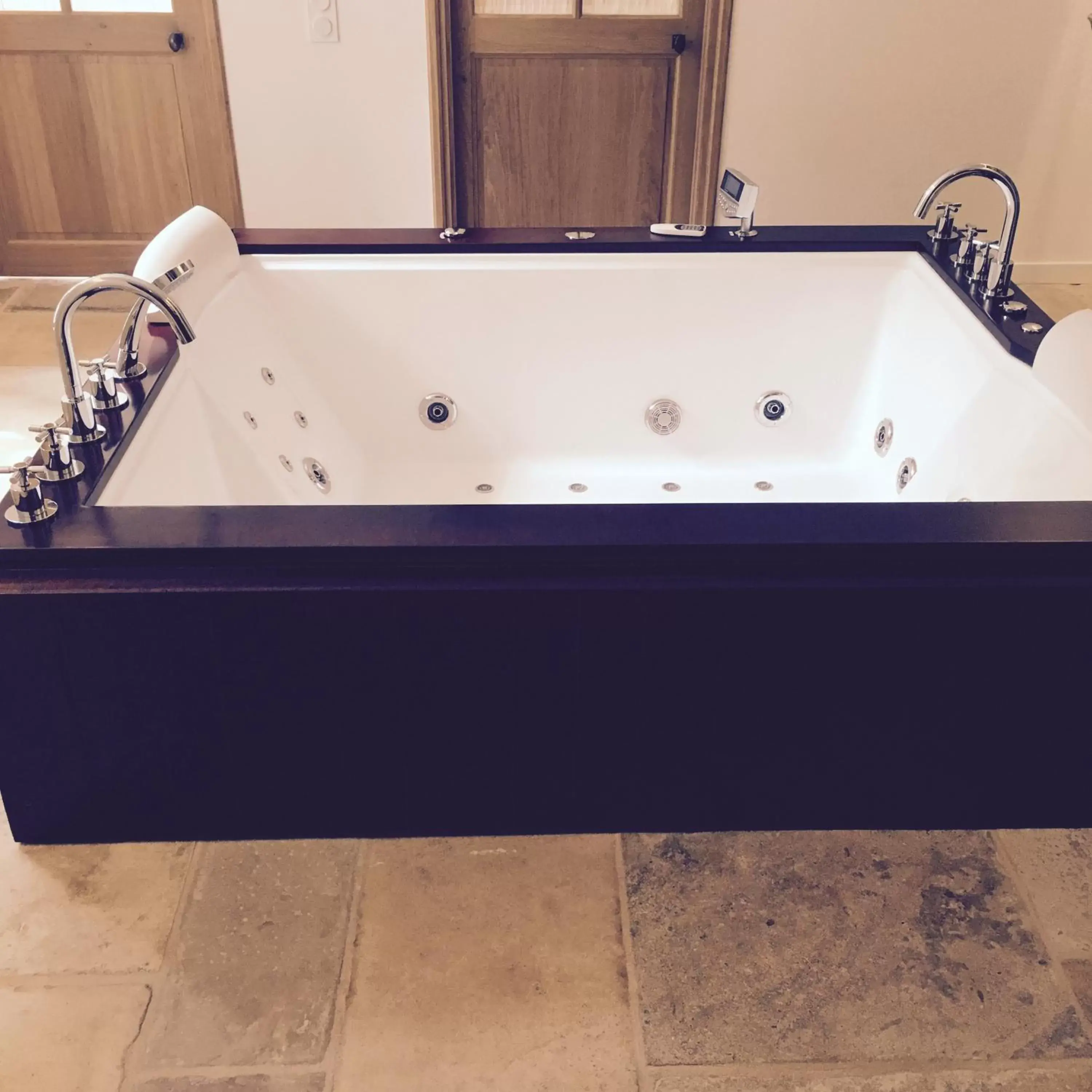 Hot Tub, Bathroom in Hôtel la Maison de Rhodes & Spa