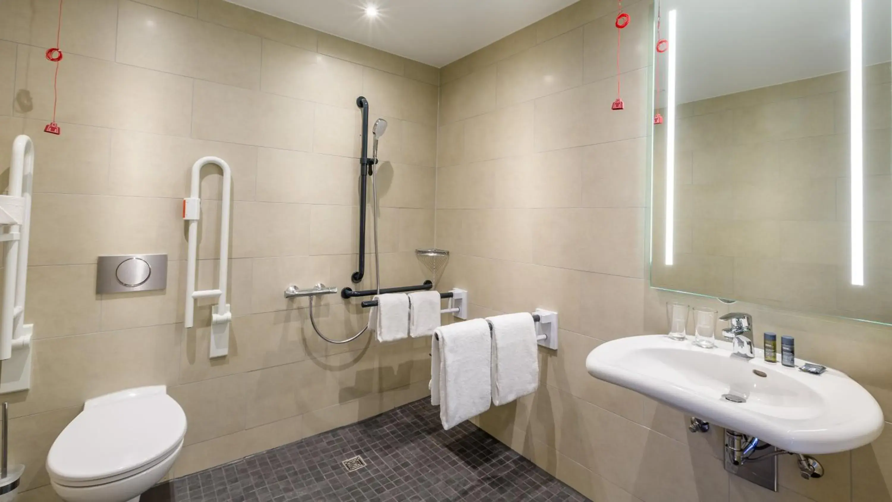 Photo of the whole room, Bathroom in Holiday Inn Munich - City East, an IHG Hotel