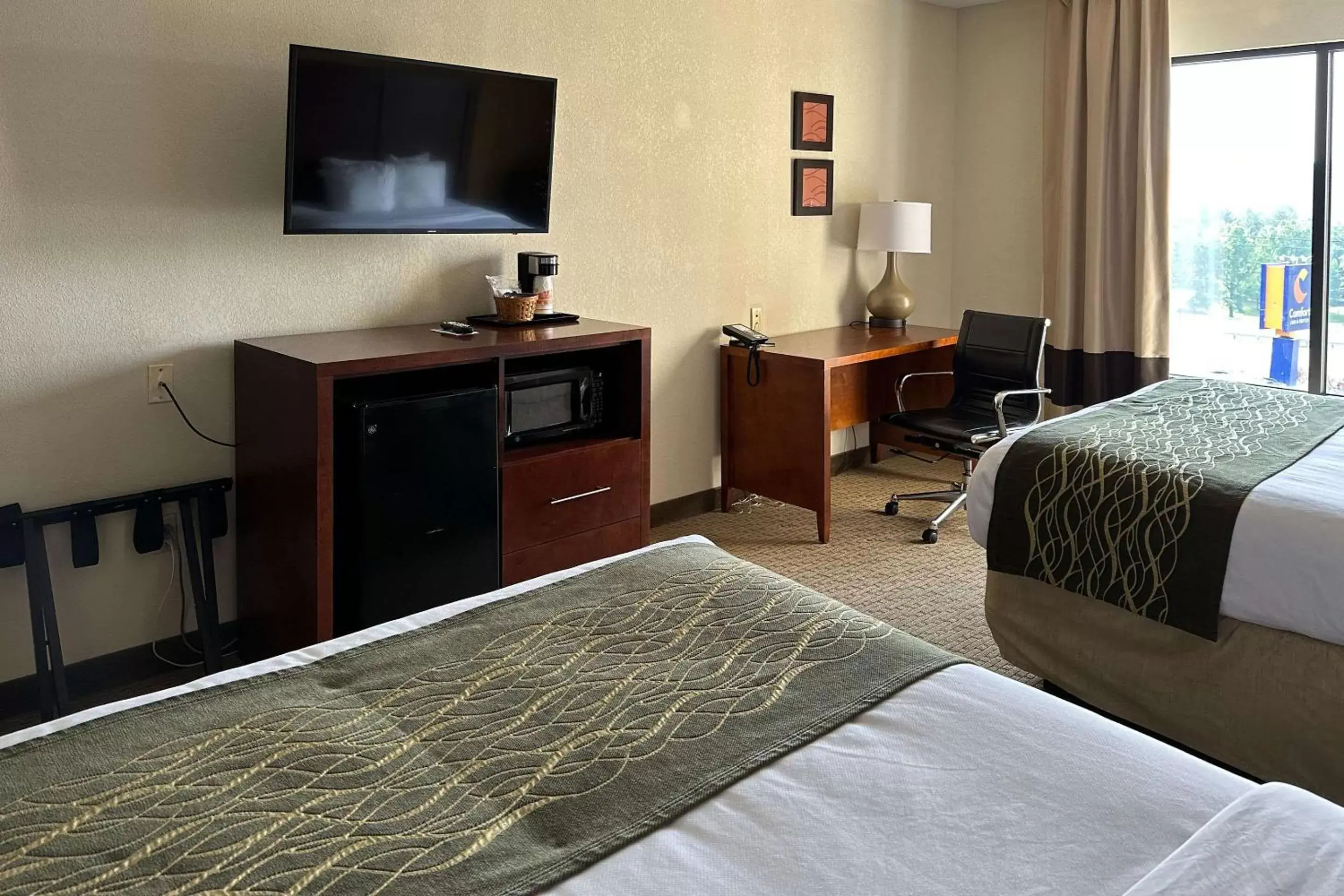 Bedroom, TV/Entertainment Center in Comfort Inn & Suites Rogersville