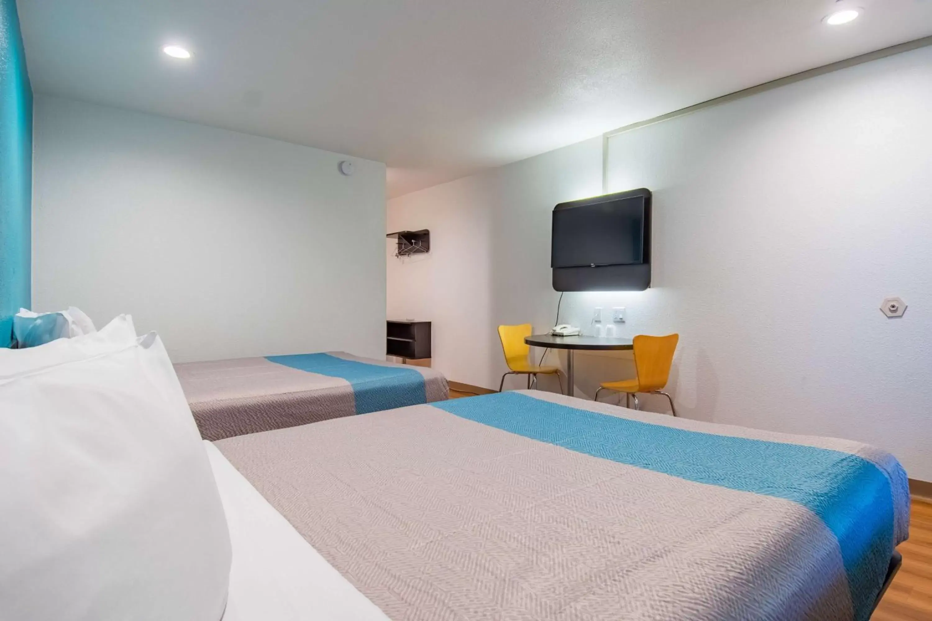 TV and multimedia, Bed in Motel 6-San Bernardino, CA - Downtown