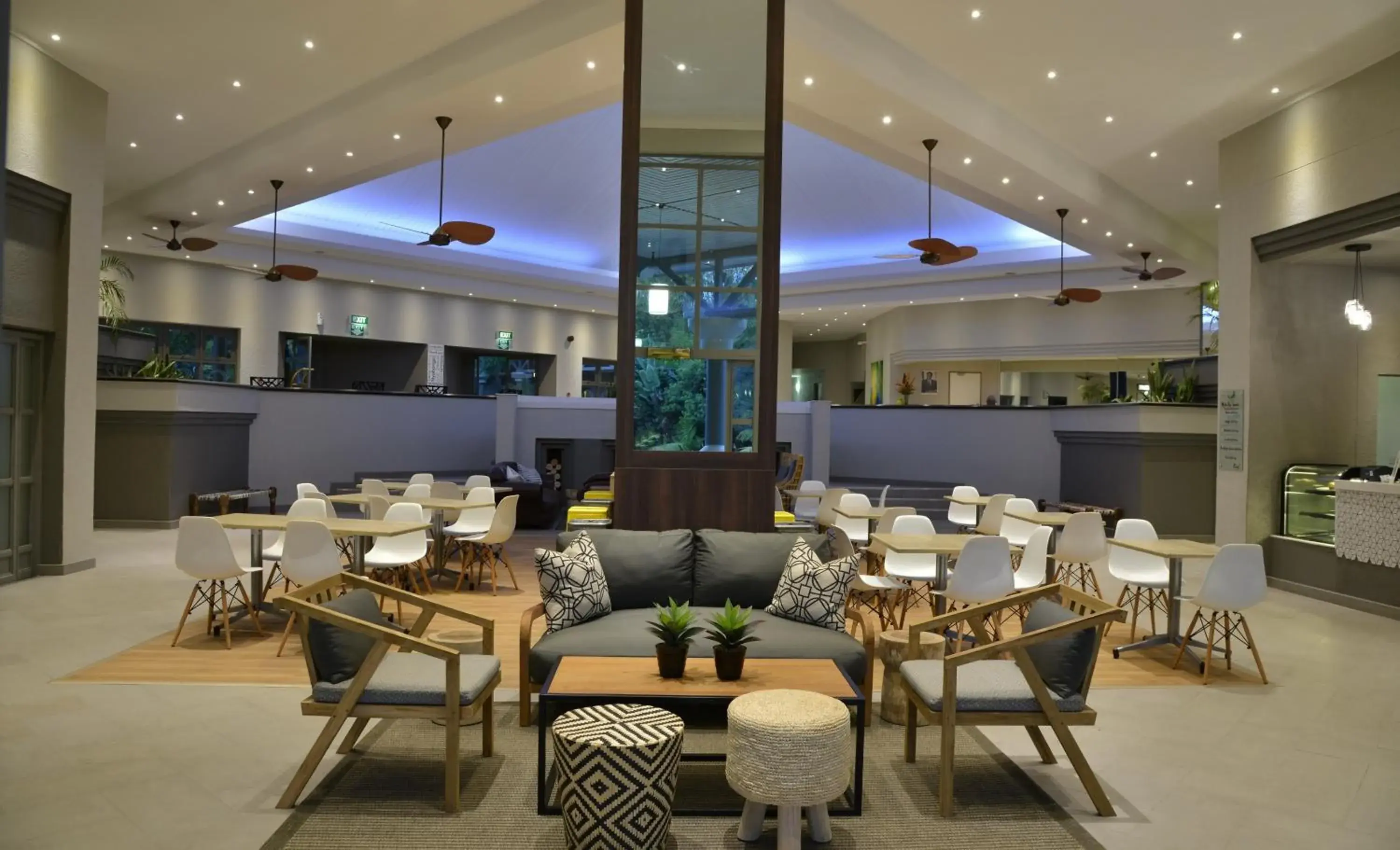 Lounge or bar, Restaurant/Places to Eat in Cresta Lodge Harare