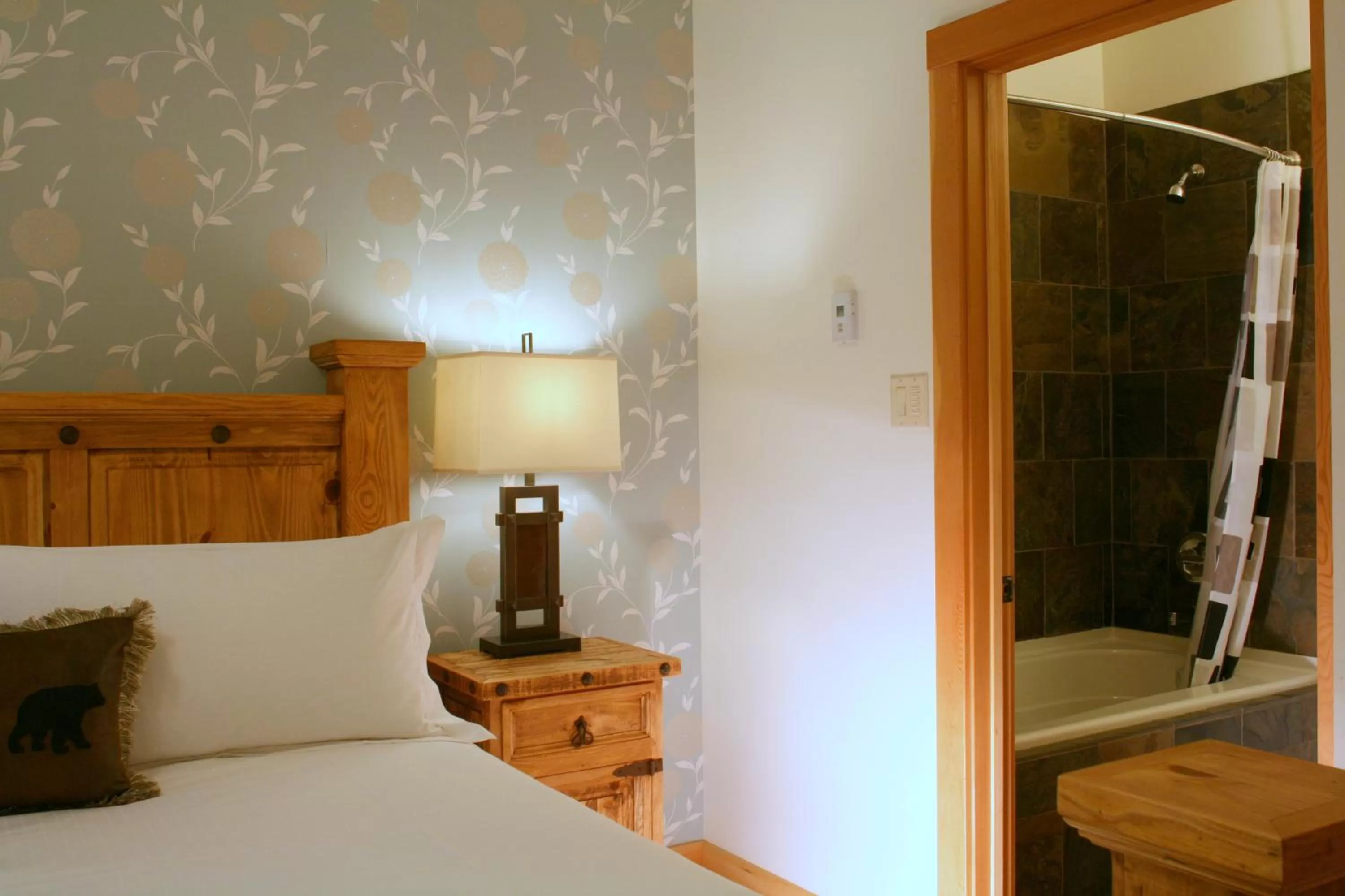 Bathroom, Bed in Canyon Ridge Lodge