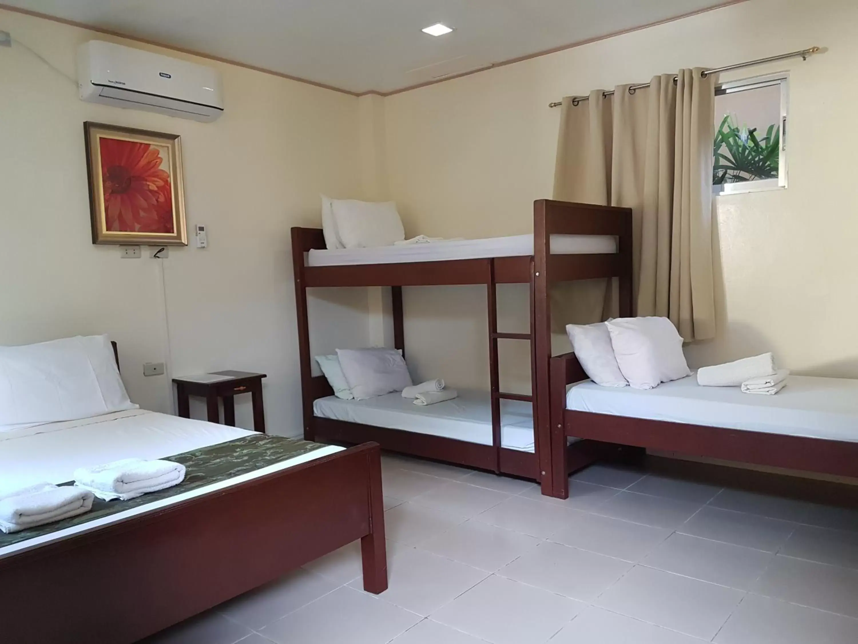 Bunk Bed in Blue Lagoon Inn & Suites