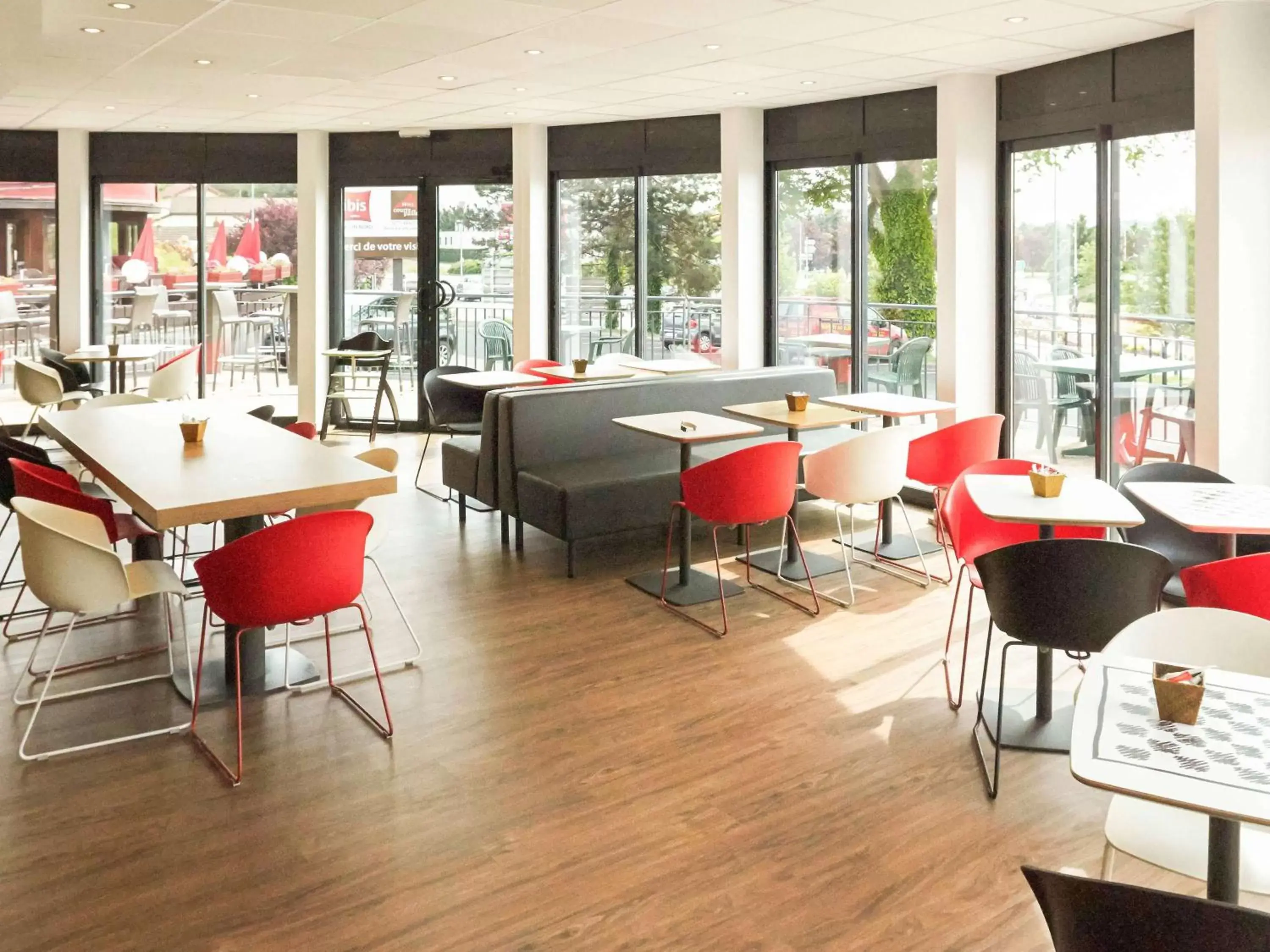 Property building, Restaurant/Places to Eat in ibis Chalon Sur Saone Nord