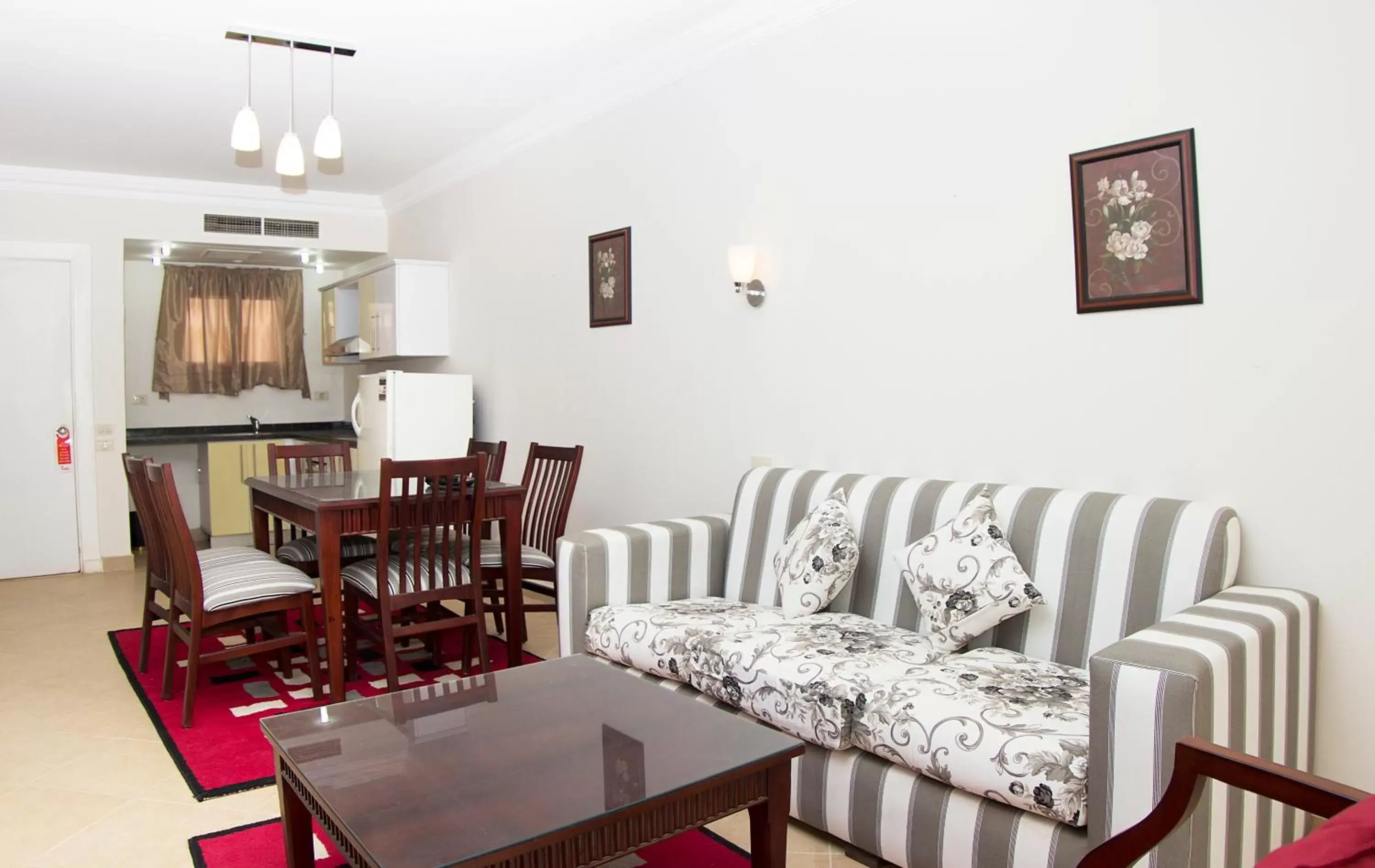 Kitchen or kitchenette, Seating Area in Pyramisa Sunset Pearl Apartments